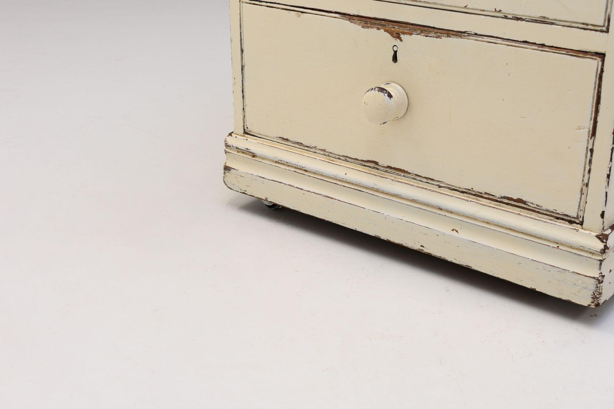 Pino Cassettiera dipinta in vendita
