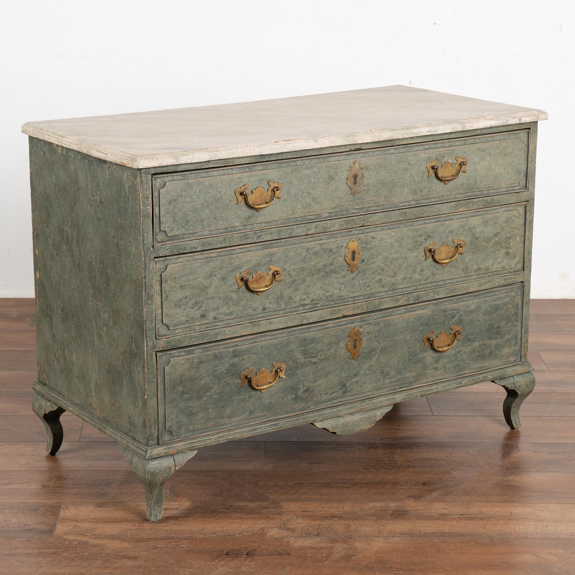 This lovely baroque pine chest of drawers has the clean yet elegant lines that reveal its Swedish country style with simple panel molding along the drawers, a carved element along the skirt all resting on cabriolet legs.
Restored, later