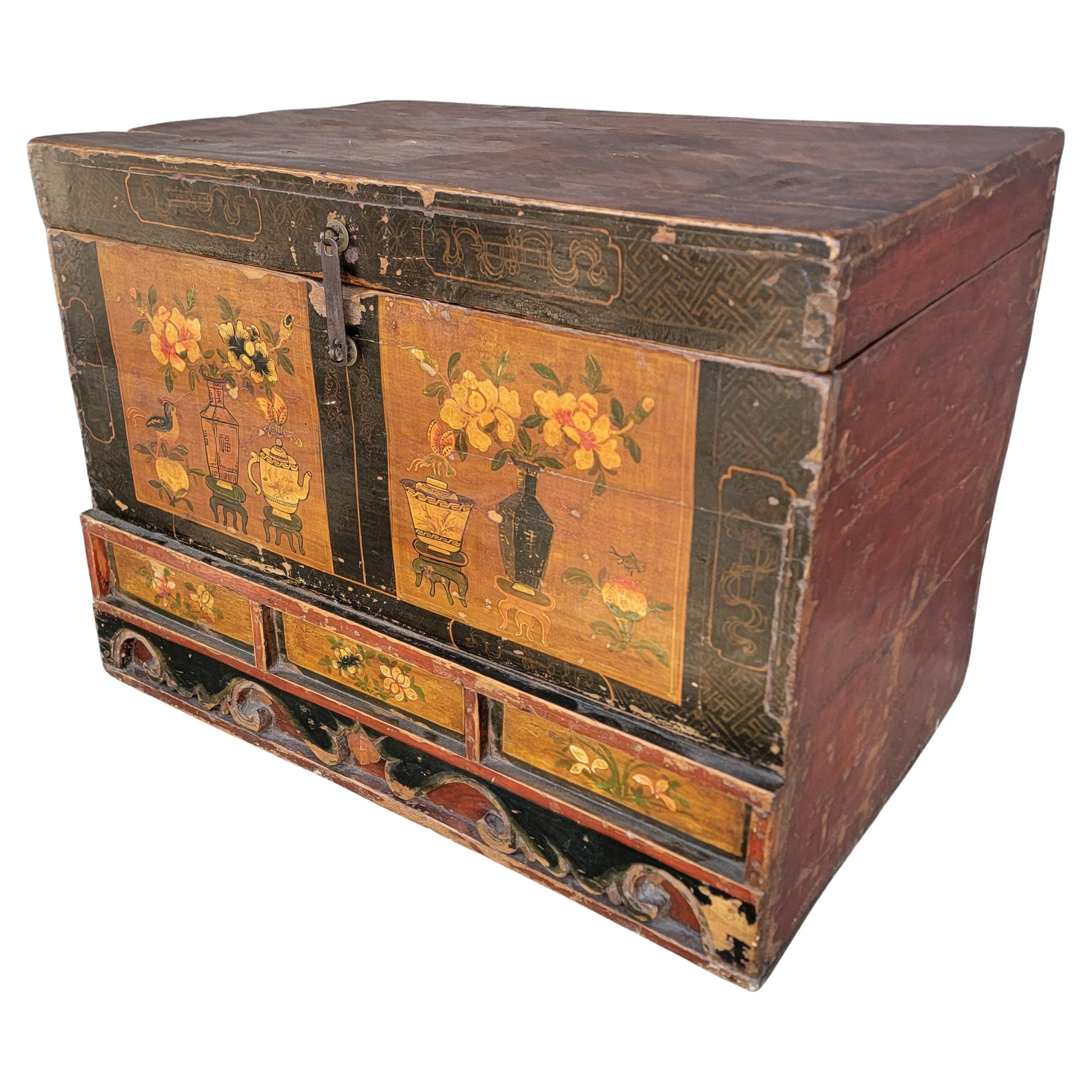 Painted Chinese Trunk im Angebot
