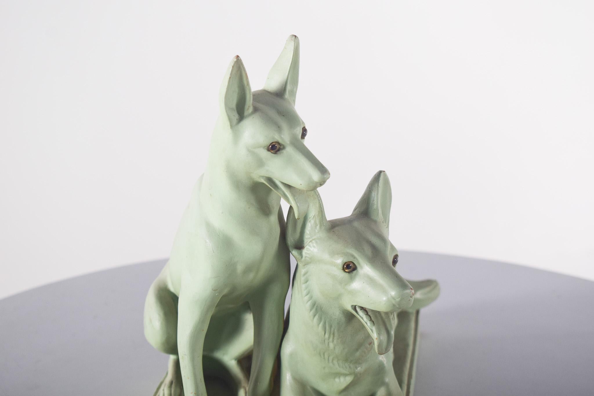 Mid-Century moderno Scultura in argilla dipinta raffigurante due cani in vendita