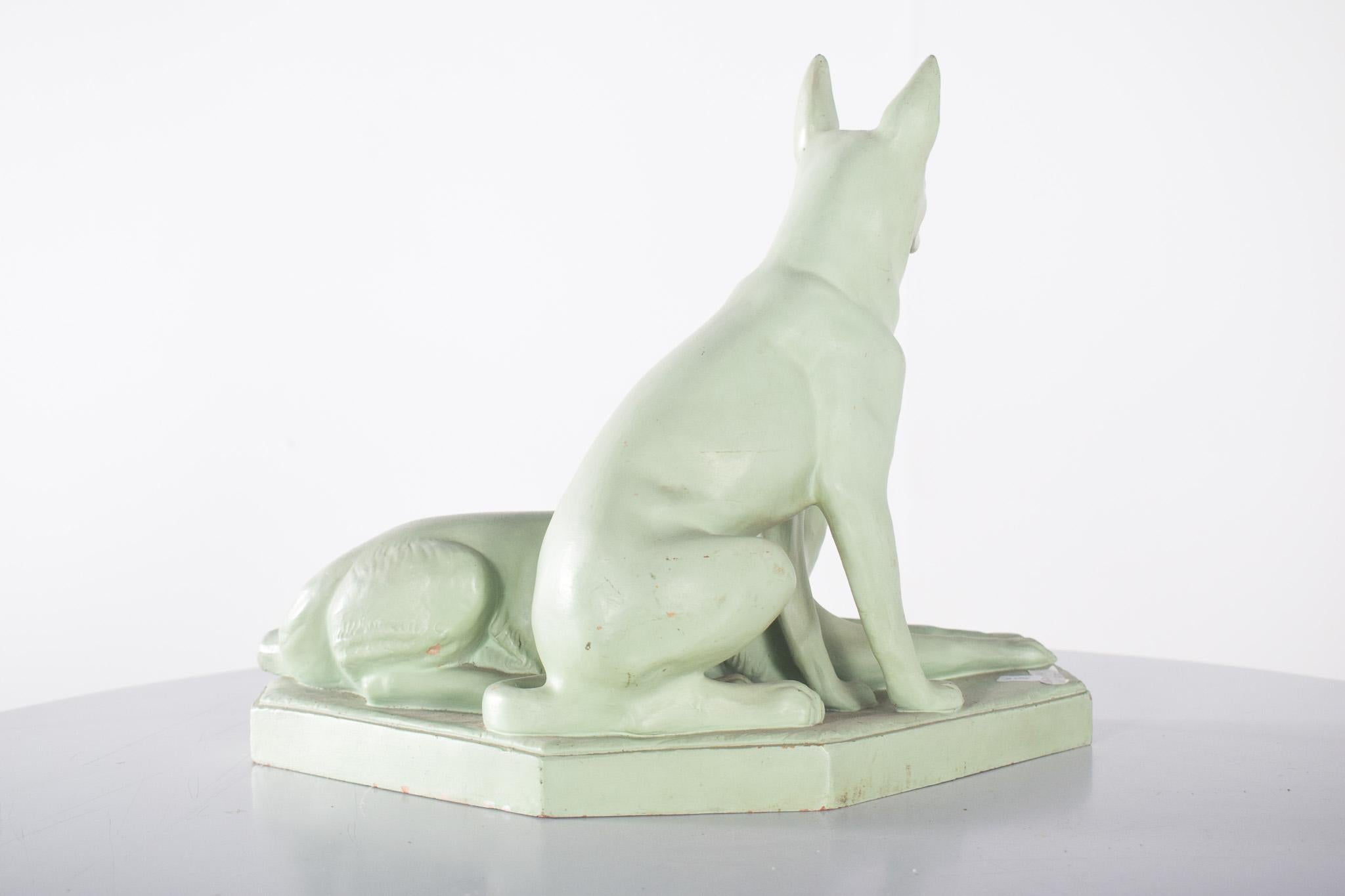 Britannico Scultura in argilla dipinta raffigurante due cani in vendita