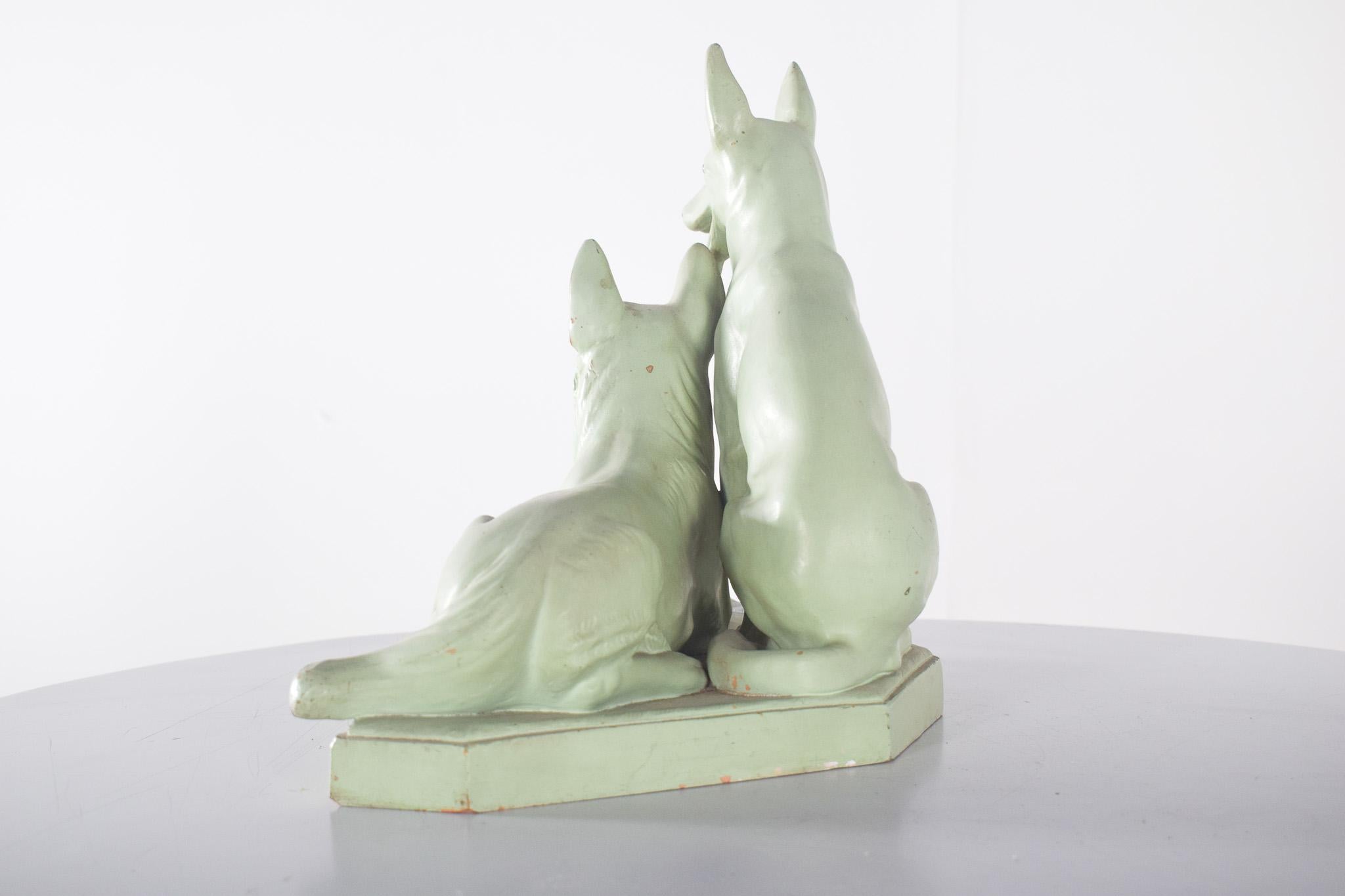 Scultura in argilla dipinta raffigurante due cani In condizioni discrete in vendita a Lisboa, Lisboa