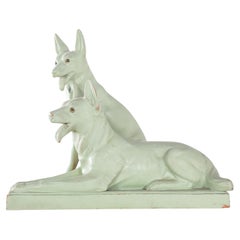 Sculpture en argile peinte représentant deux chiens
