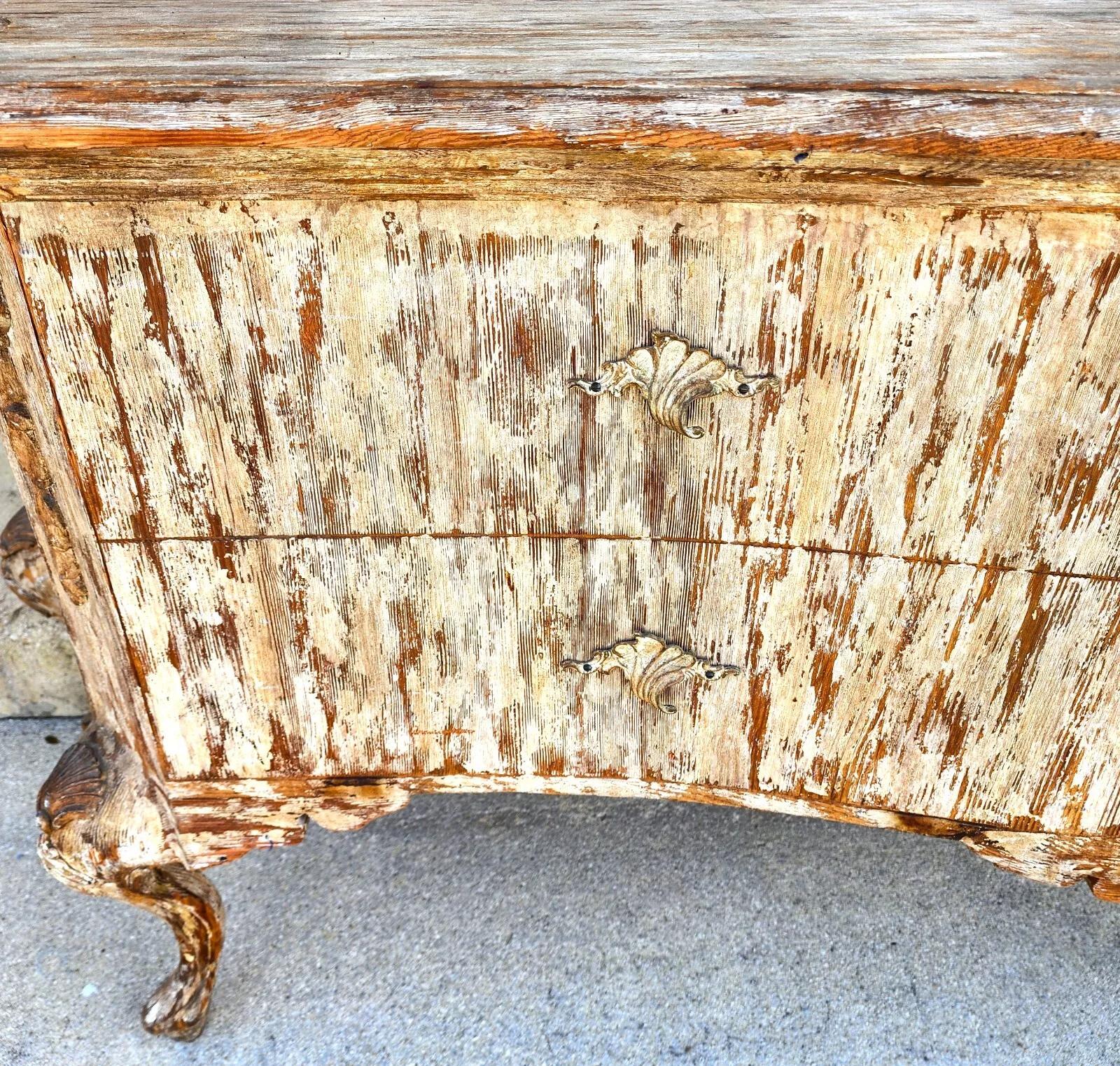 Tavolo da buffet rustico con consolle dipinta in stile costiero e afflitto da distorsioni in vendita 4