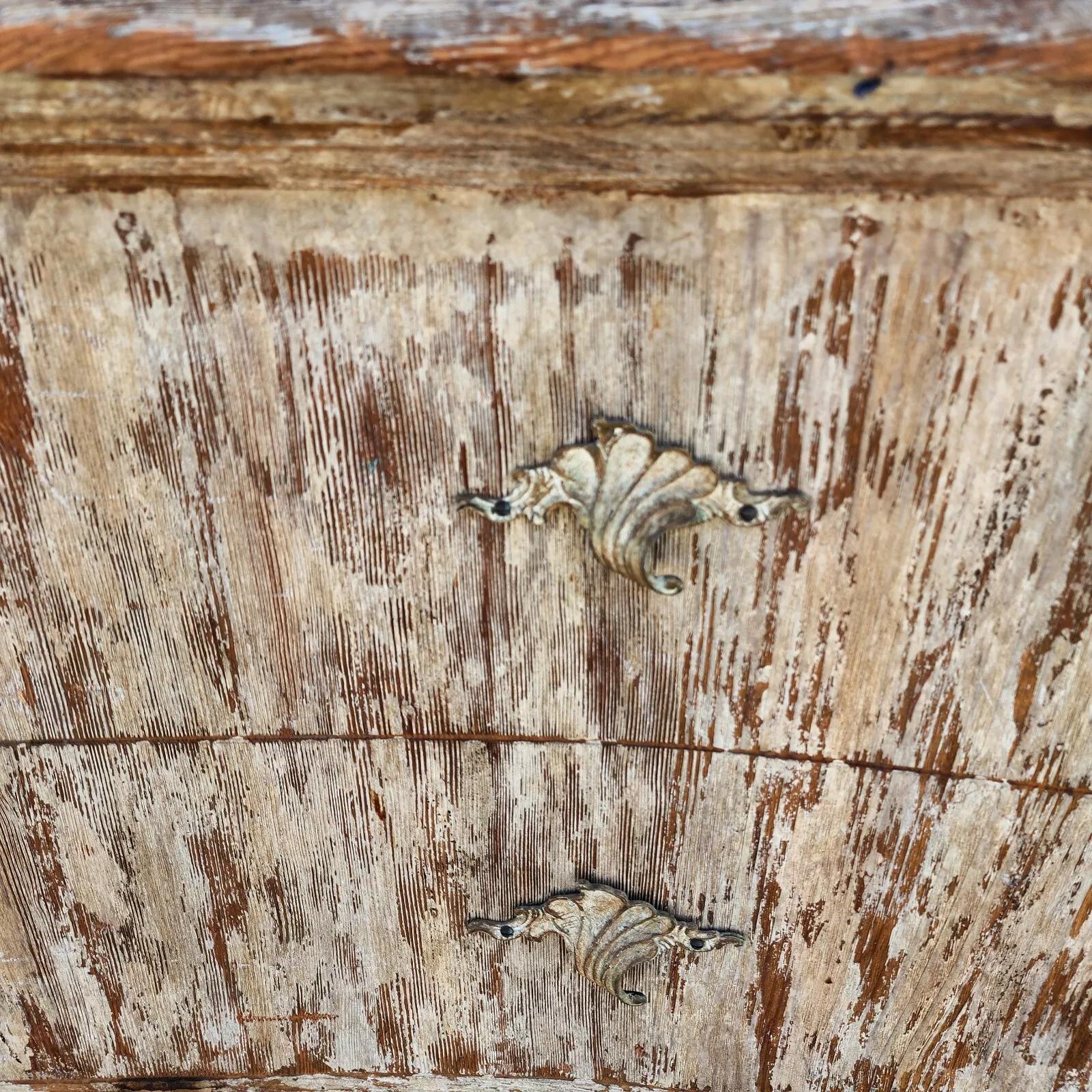 Legno Tavolo da buffet rustico con consolle dipinta in stile costiero e afflitto da distorsioni in vendita