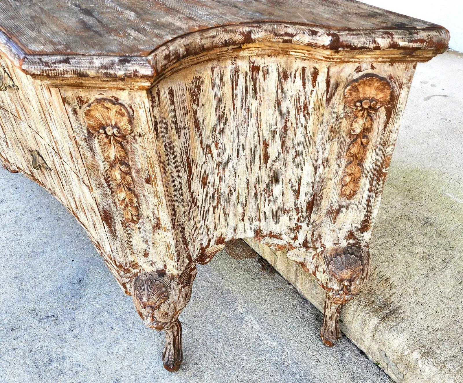 Tavolo da buffet rustico con consolle dipinta in stile costiero e afflitto da distorsioni in vendita 1