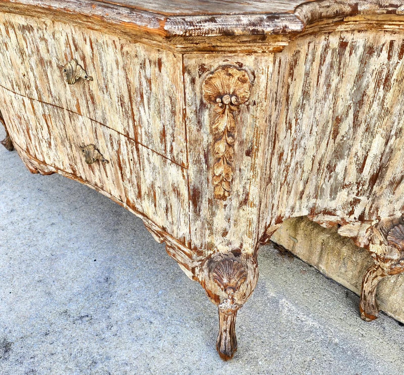 Tavolo da buffet rustico con consolle dipinta in stile costiero e afflitto da distorsioni in vendita 2