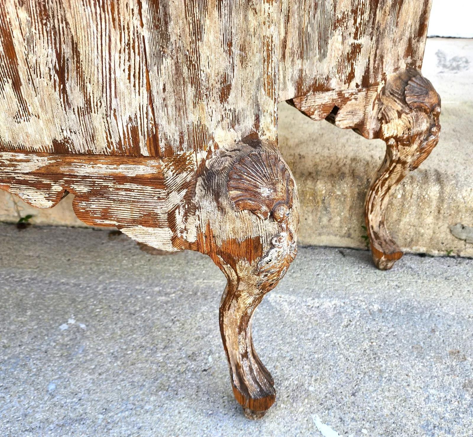 Tavolo da buffet rustico con consolle dipinta in stile costiero e afflitto da distorsioni in vendita 3