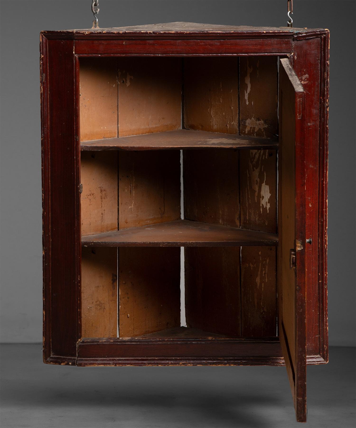 Painted Corner Cupboard, England circa 1760 In Good Condition For Sale In Culver City, CA