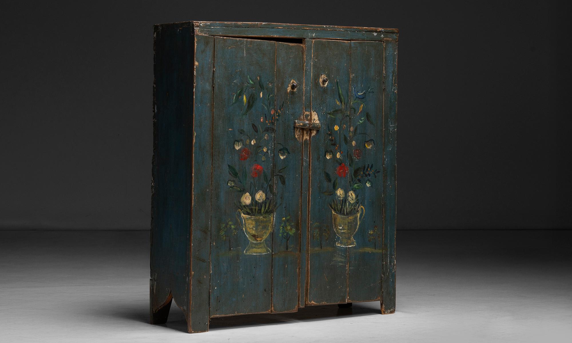 América, 1900
Conserva una superficie posterior decorada con pintura y urnas florales en cada puerta.
40