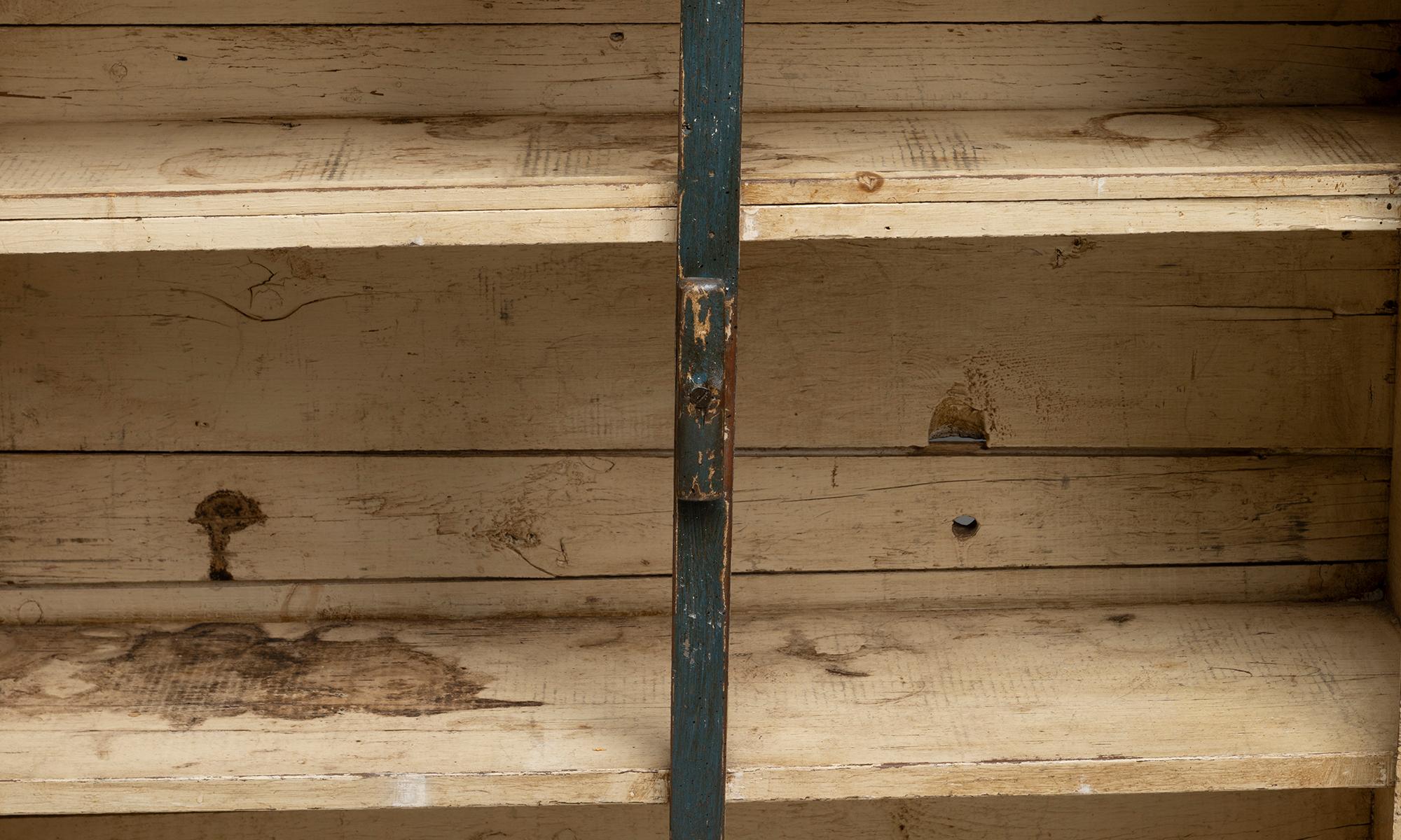 Armario pintado, América circa 1900 en venta 2