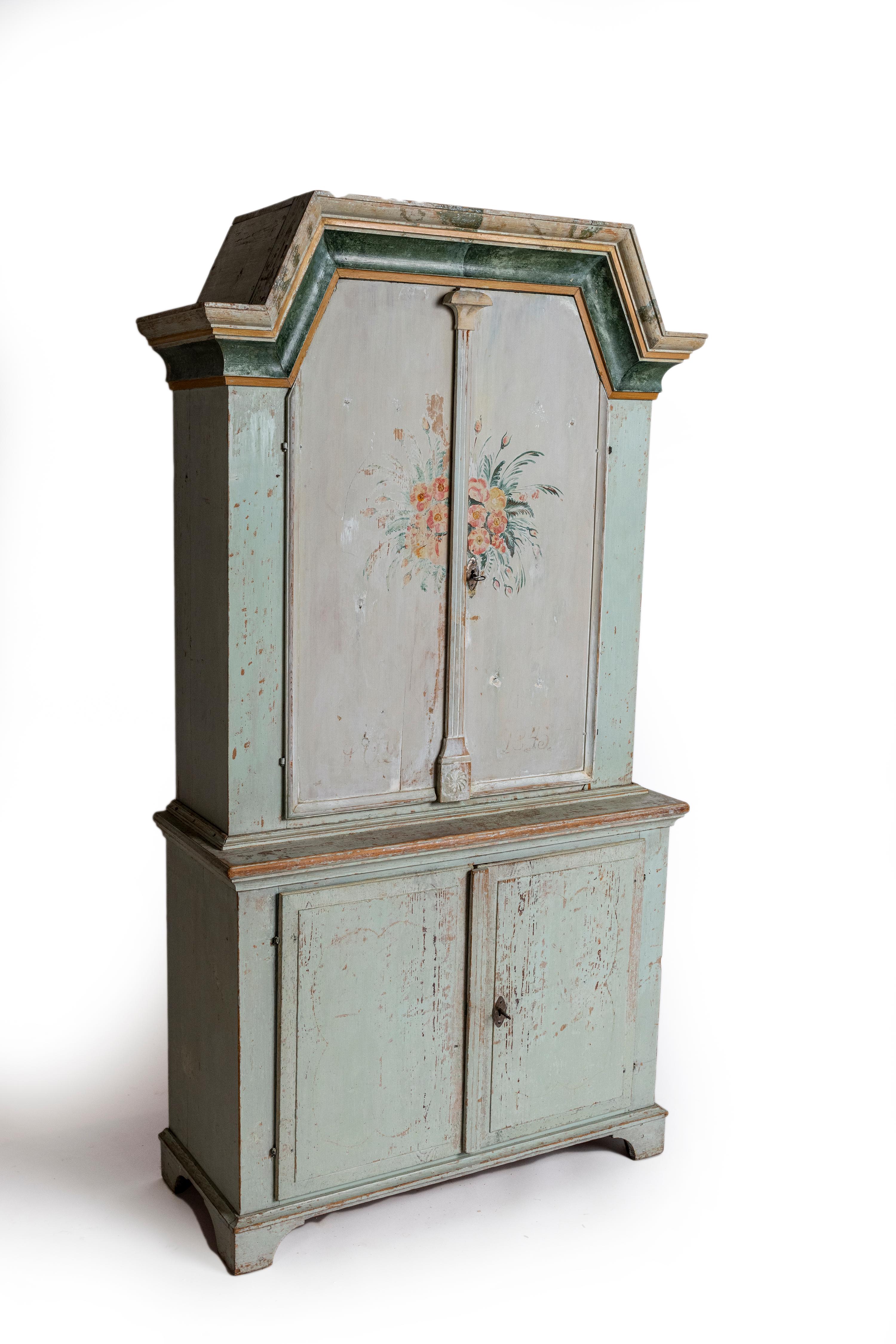 Armoire peinte en deux parties.
Peinture originale.  Beaucoup de rangement.