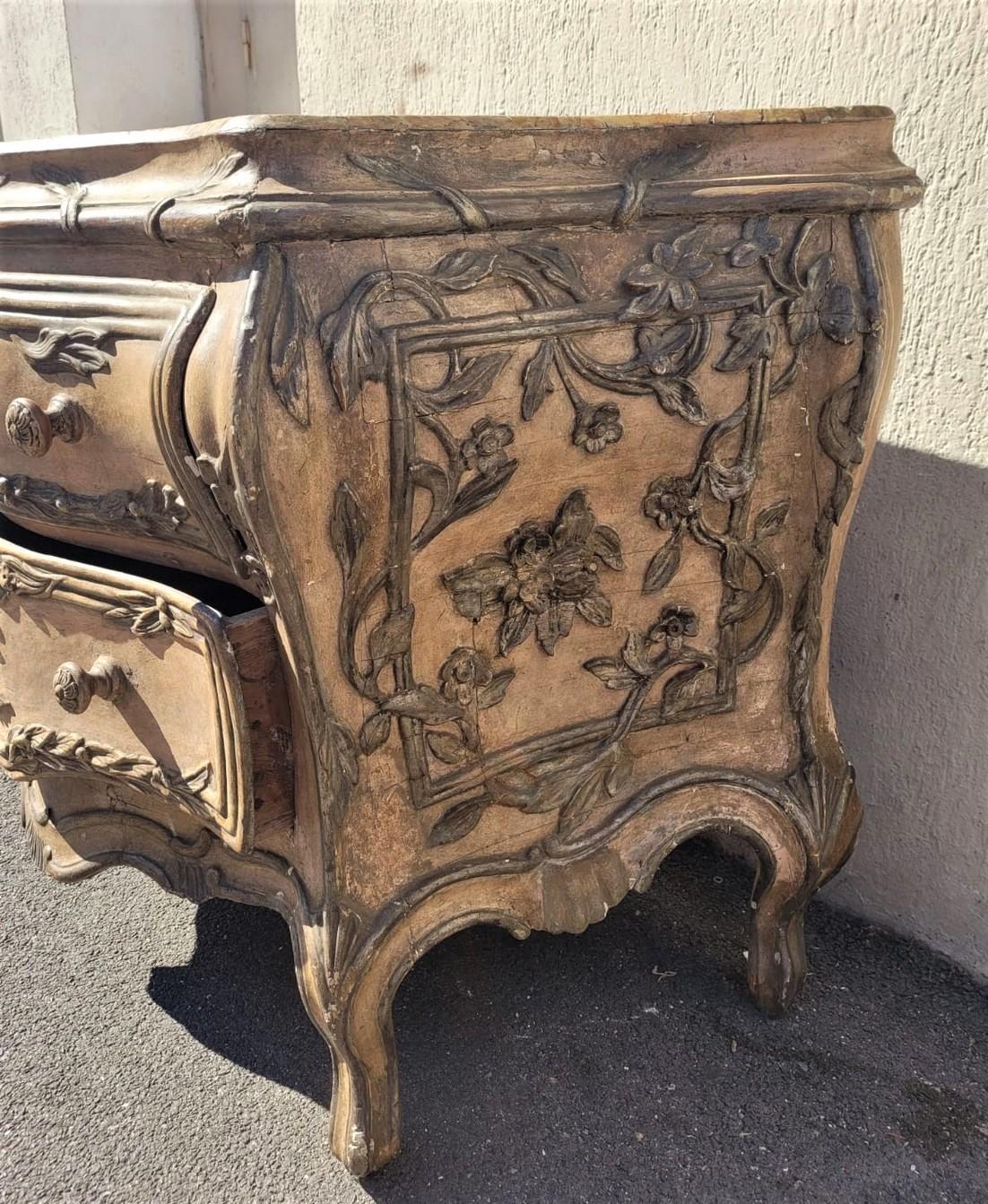 Beautiful curved chest of drawers in beige and silver lacquered wood, Louis XV style

The top is painted in imitation of marble.

19th Century Venetian work.

Some chips

Measure: height 84cm
125 x 61 cm.