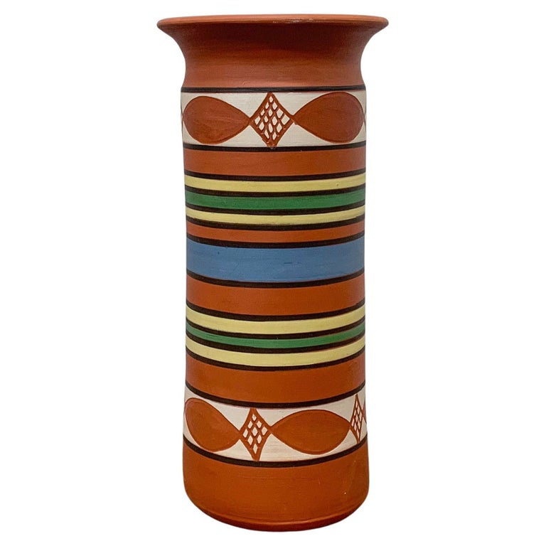 Zylindrische signierte Terrakotta-Vase, französisch, um 1960, bemalt im  Angebot bei 1stDibs