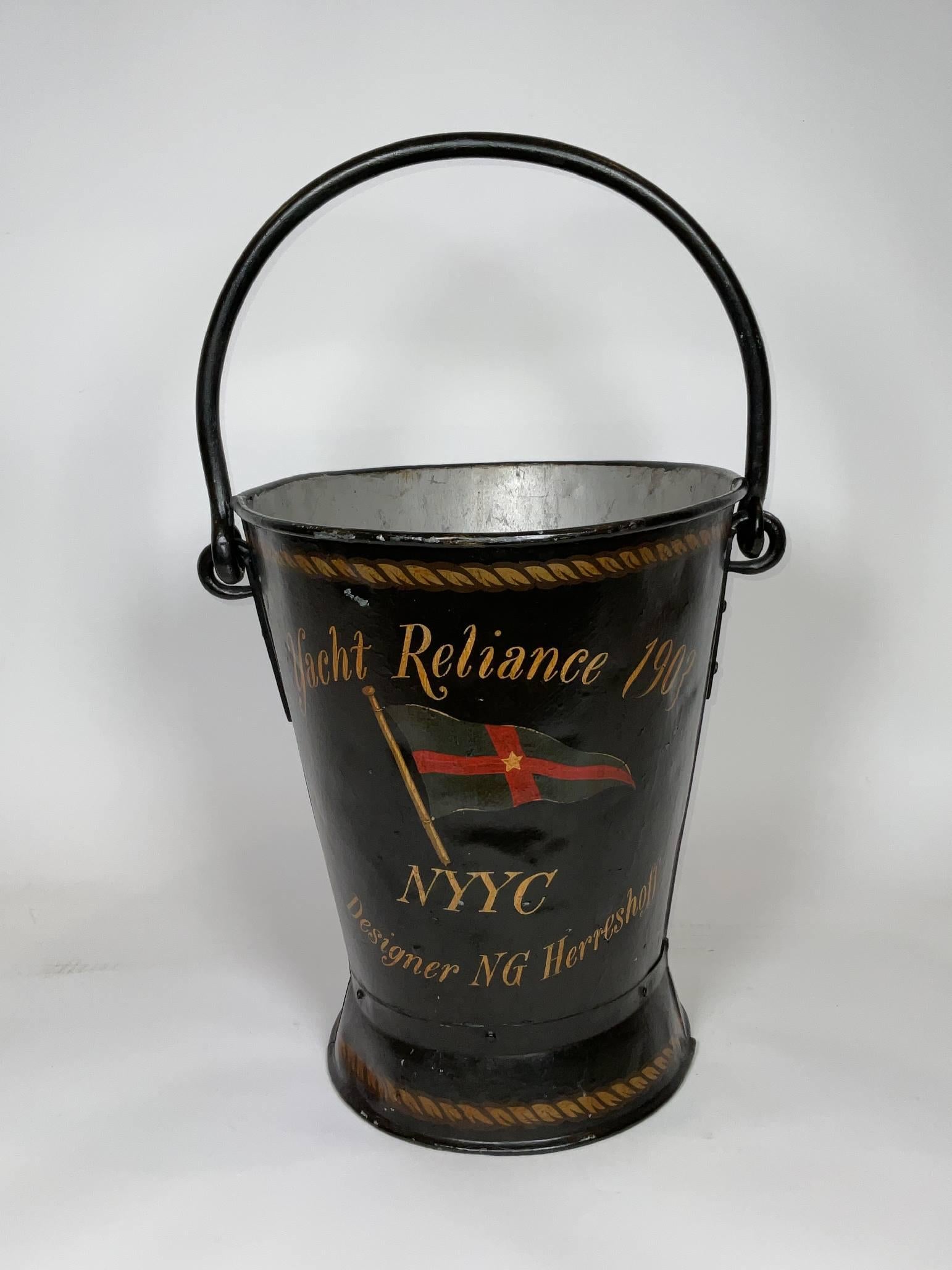 Seau de pont de navire du début du vingtième siècle, avec de lourdes poignées pour le transport et la mise en balles. Peint en noir avec une décoration postérieure indiquant 
