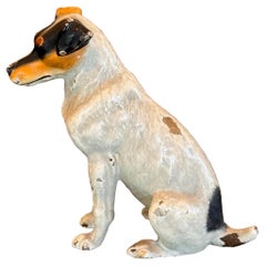 Escultura de perro pintada