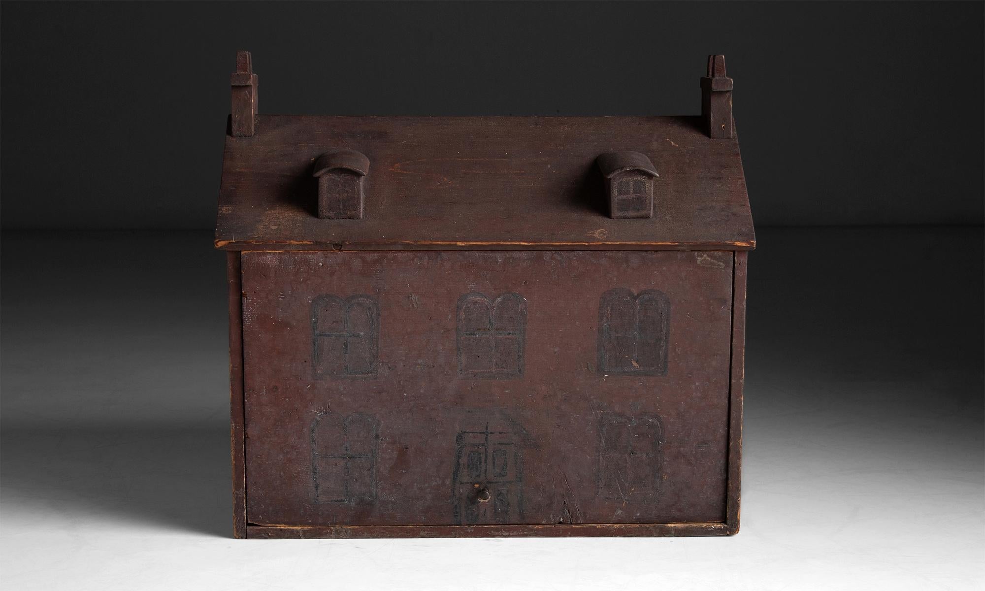 Painted Dolls House, England circa 1810 In Good Condition For Sale In Culver City, CA