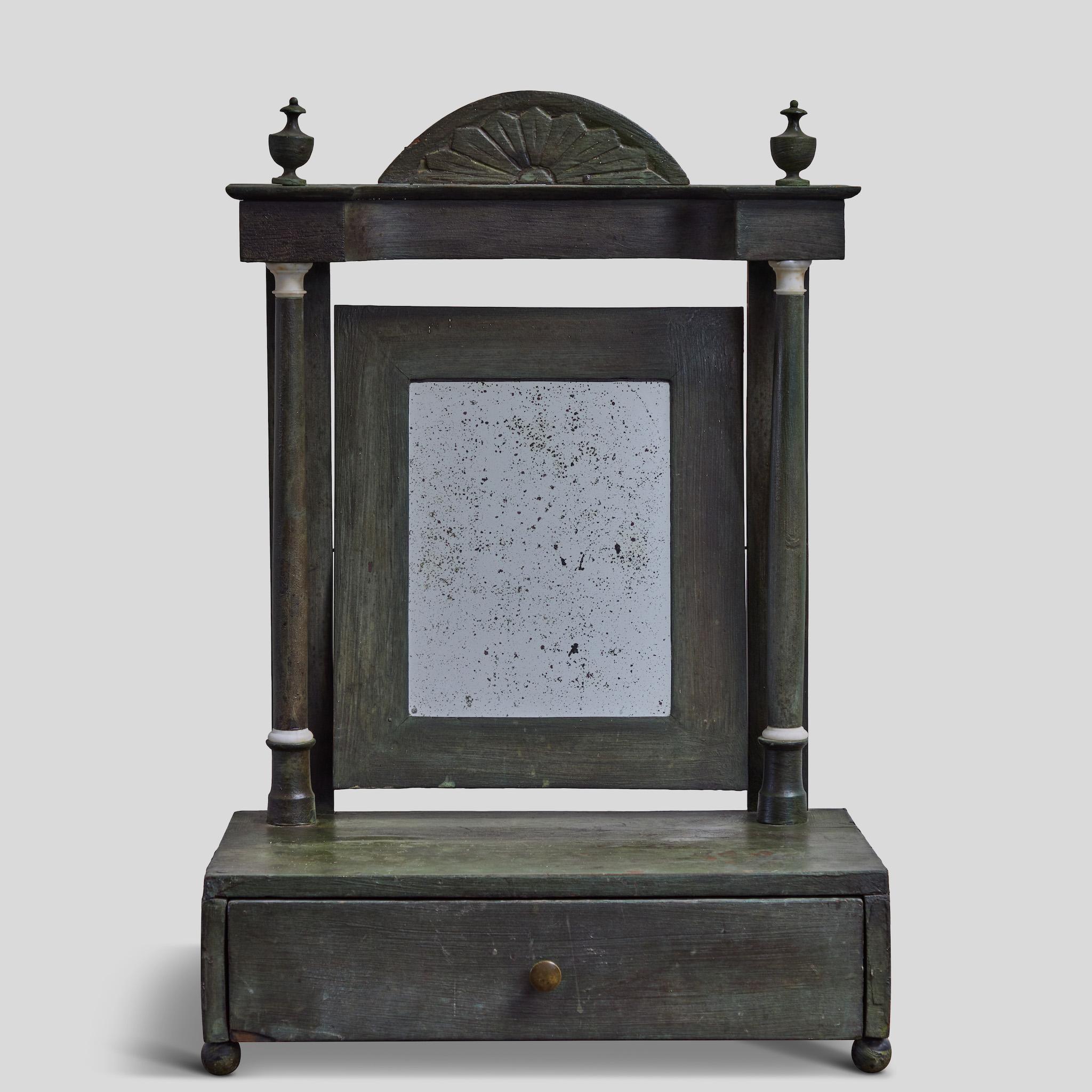 Specchio da comò dipinto con frontone intagliato a ventaglio proveniente dall'Inghilterra della metà del XIX secolo in vendita