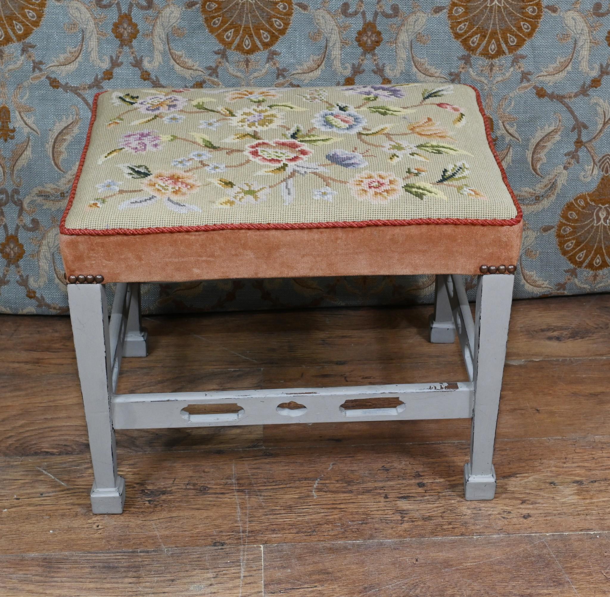 Painted Edwardian Stool Tapestry Needlepoint In Good Condition For Sale In Potters Bar, GB