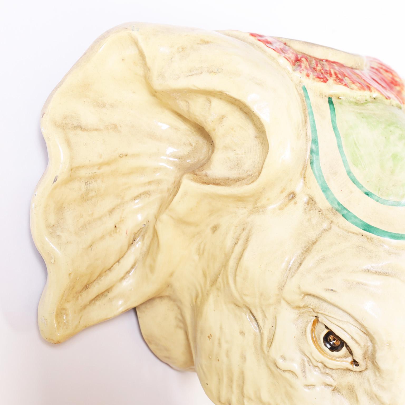 Émaillé Sculpture murale à tête d'éléphant peinte en vente