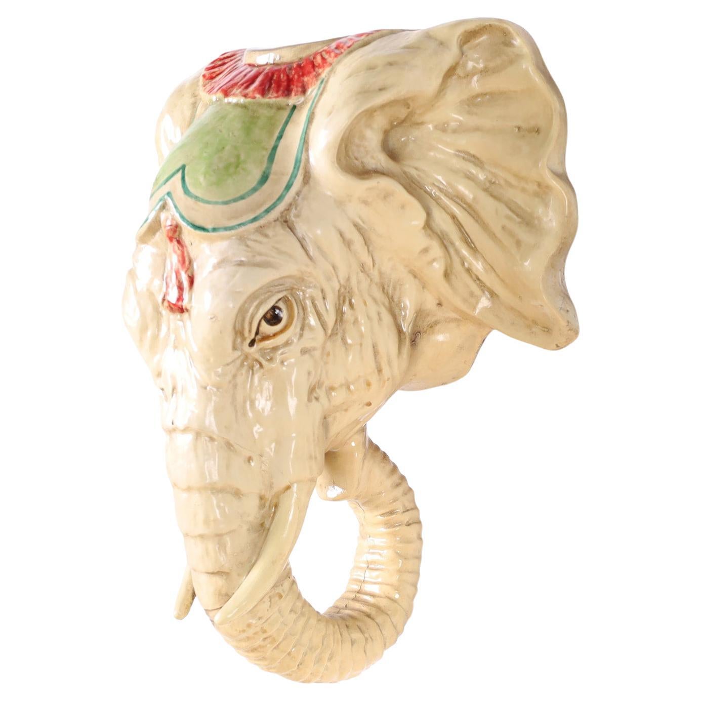 Sculpture murale à tête d'éléphant peinte