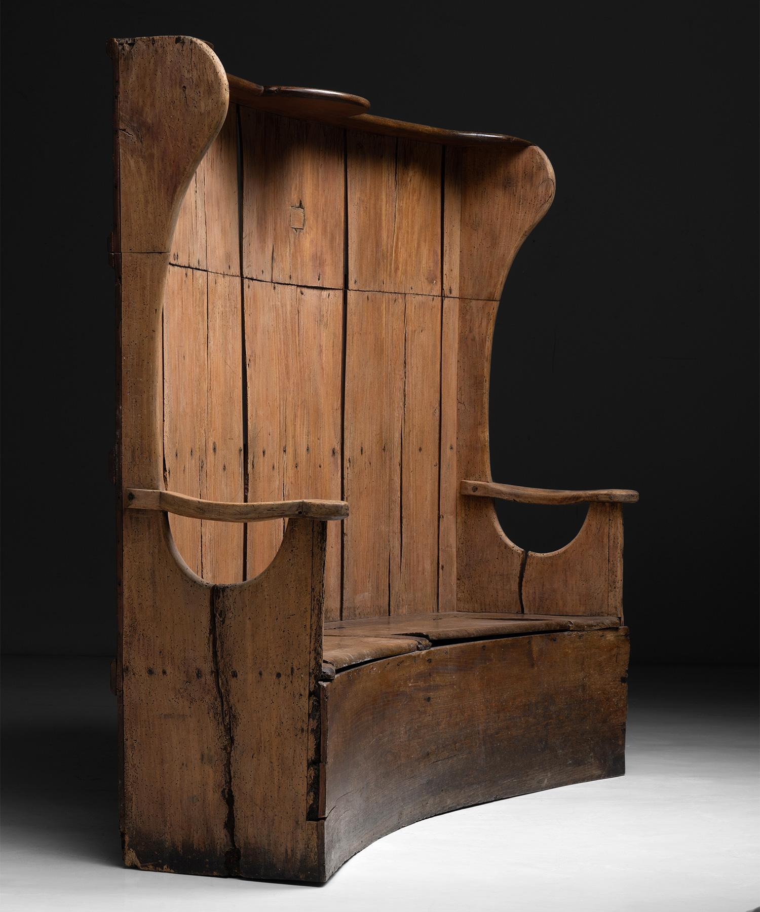 Painted Elm Box Seat Settle, England, circa 1790 In Good Condition For Sale In Culver City, CA
