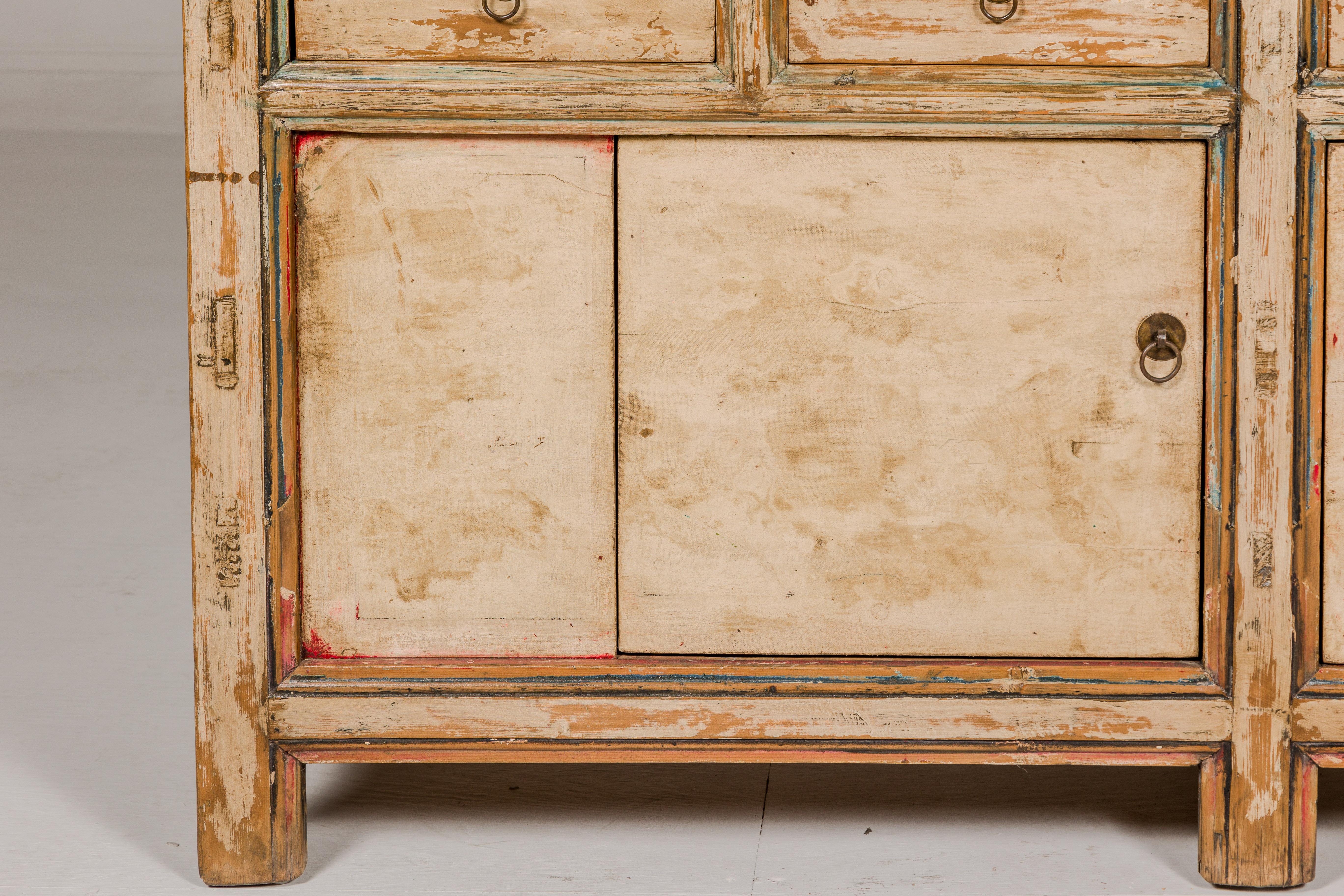 Rustikales Sideboard aus bemalter Ulme mit zwei Türen, vier Schubladen und lackierter Oberfläche (20. Jahrhundert) im Angebot
