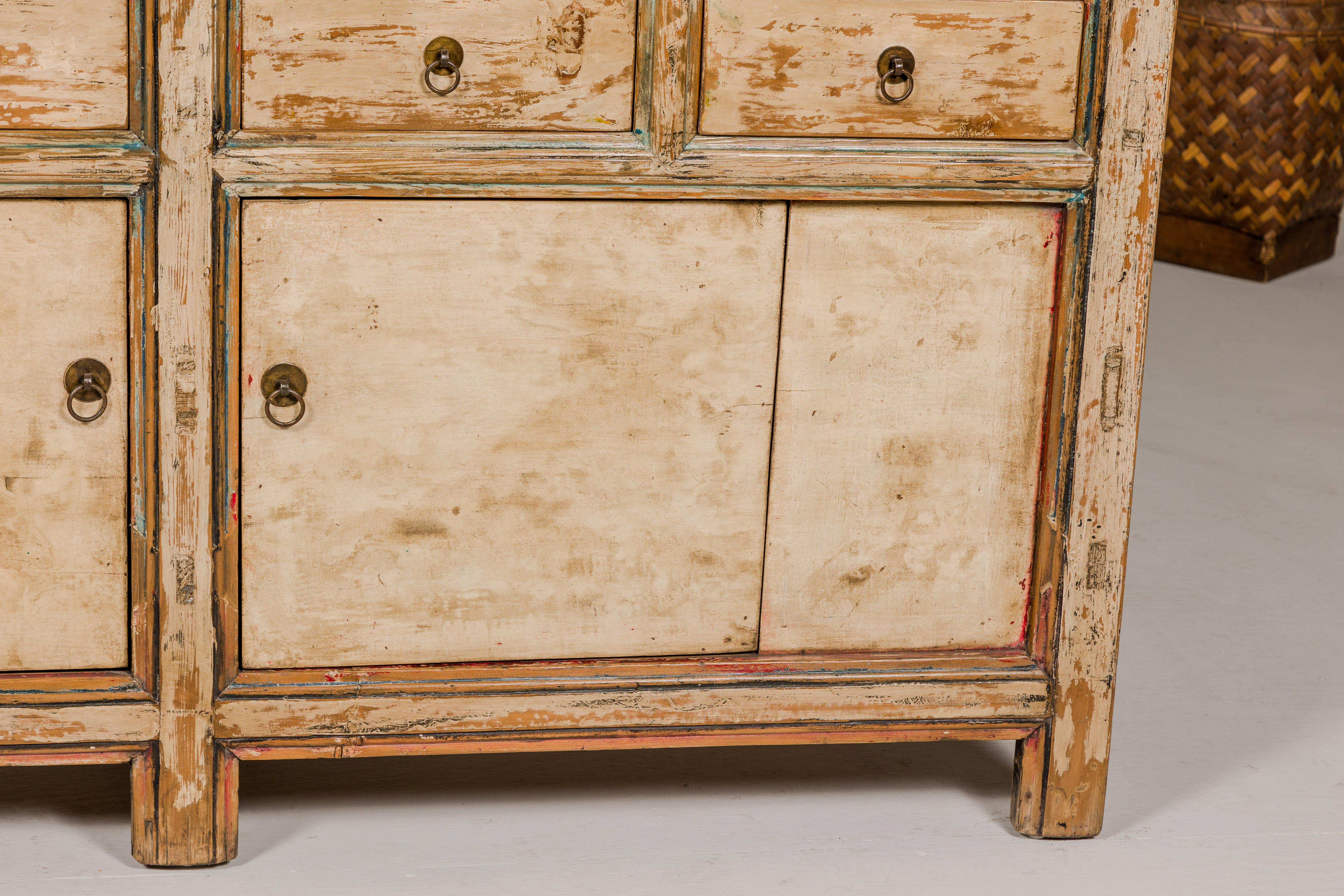 Rustikales Sideboard aus bemalter Ulme mit zwei Türen, vier Schubladen und lackierter Oberfläche (Ulmenholz) im Angebot