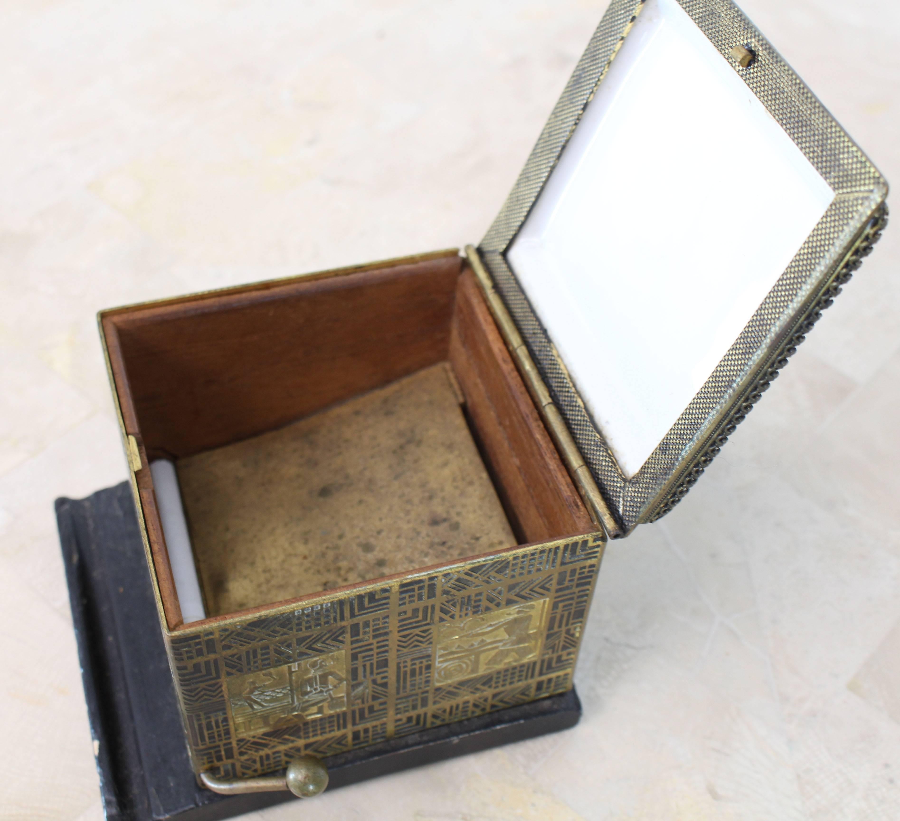 Bemalte Emaille-Porzellan-Deckel, geätzte Metallseiten, Zigarettenbehälter, Schachtel im Zustand „Gut“ im Angebot in Rockaway, NJ
