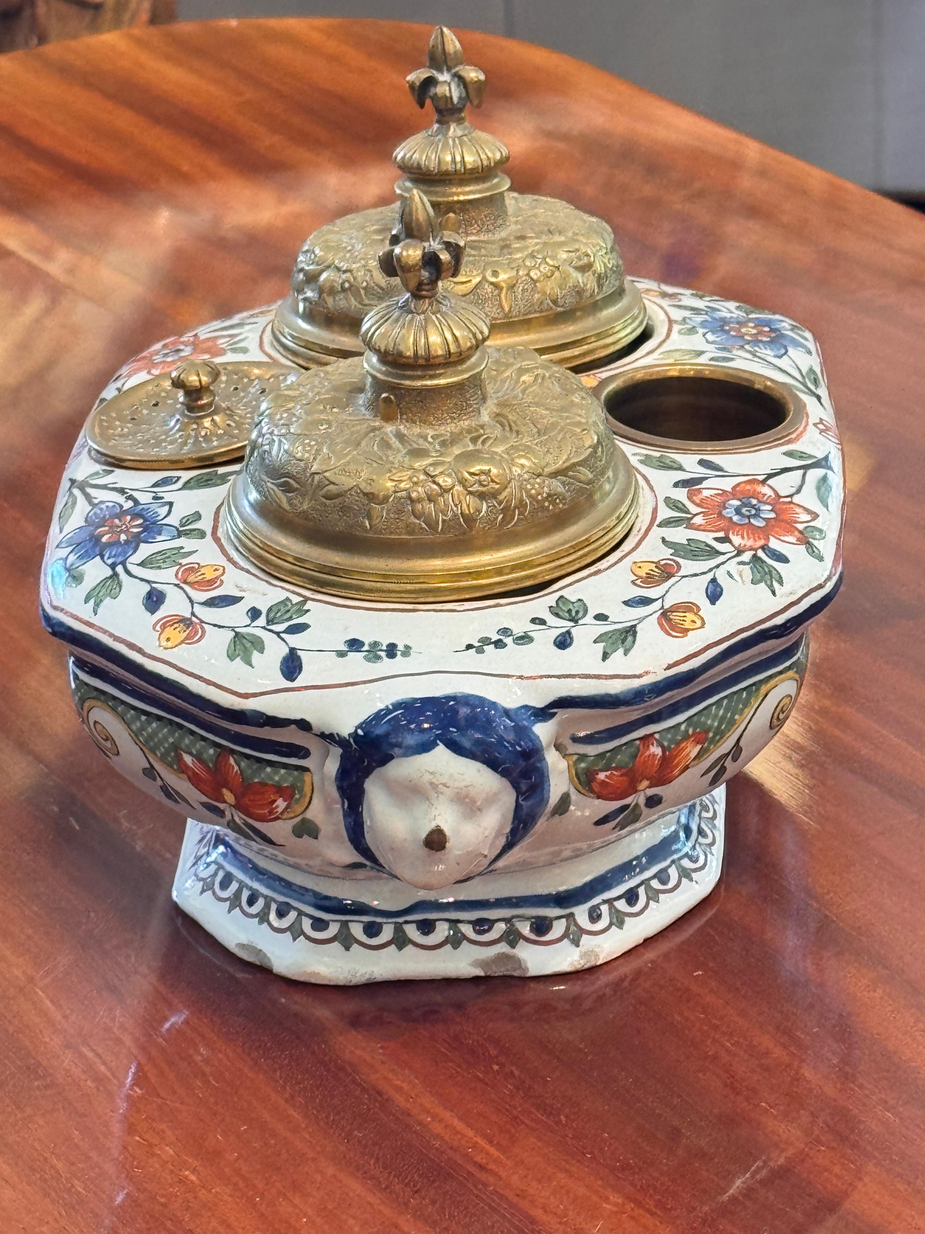 Tintero de loza pintada con tapas de latón Francés en venta