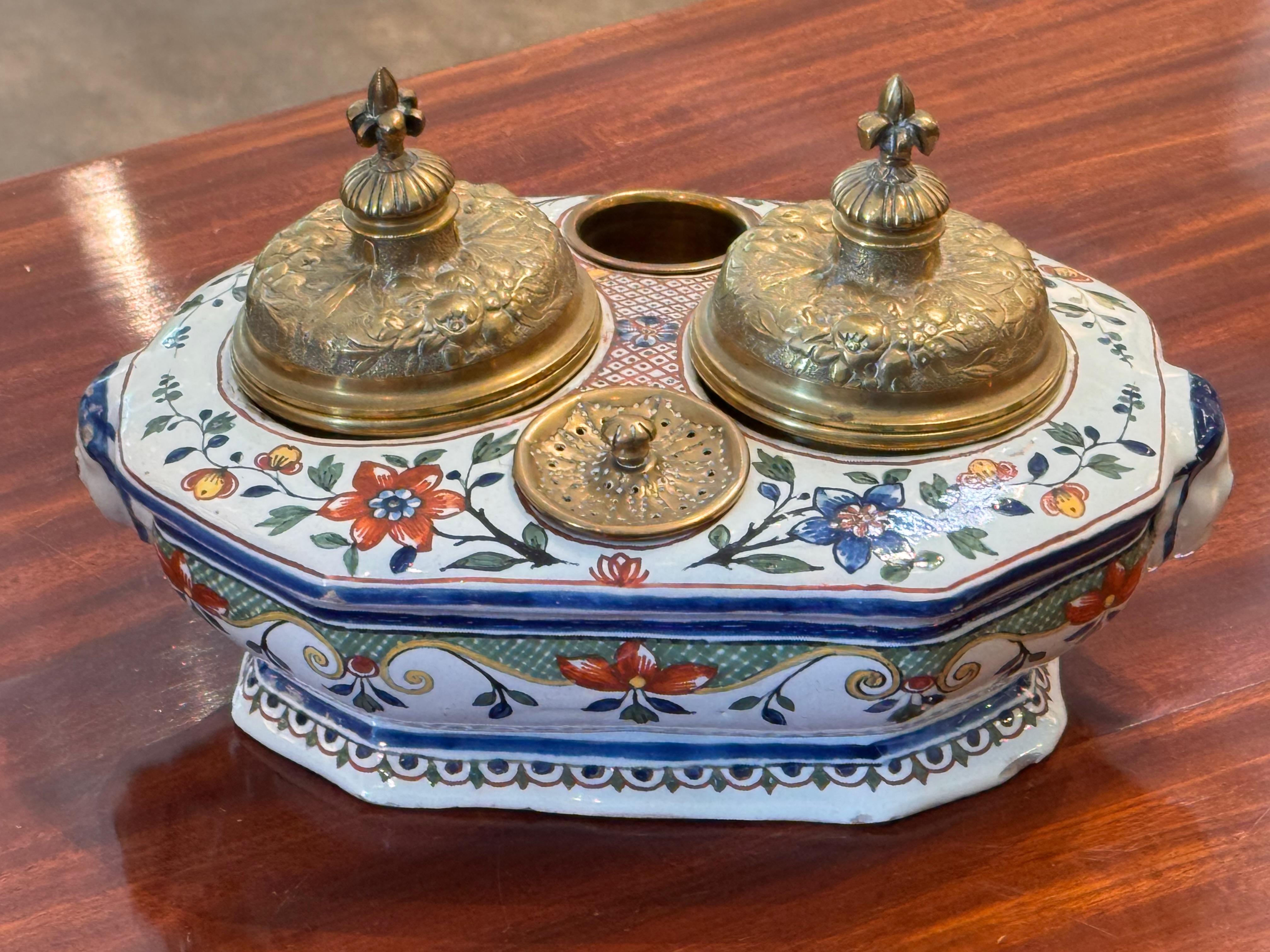 Tintero de loza pintada con tapas de latón en Bueno estado para la venta en Charlottesville, VA
