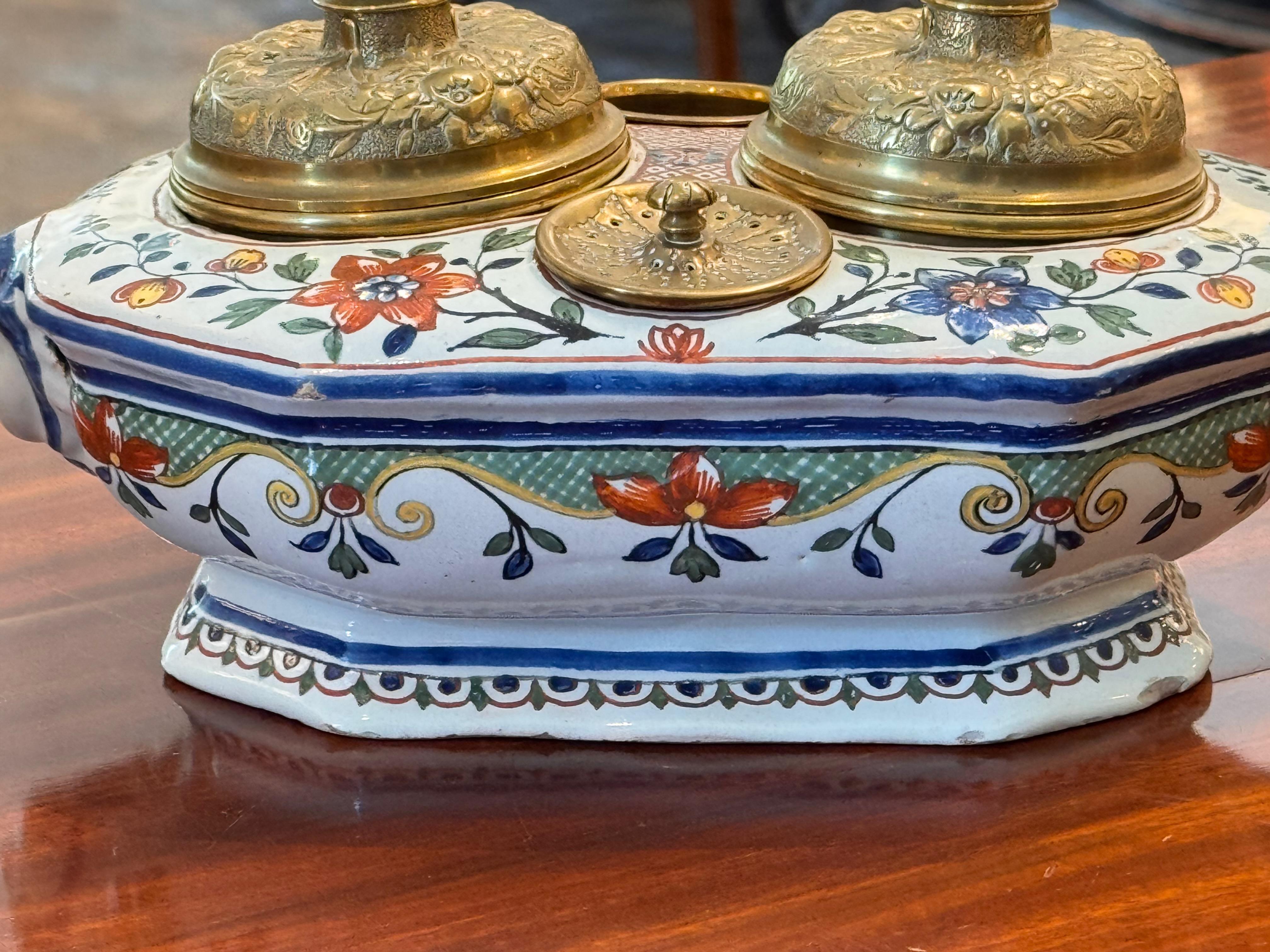 Tintero de loza pintada con tapas de latón siglo XIX en venta