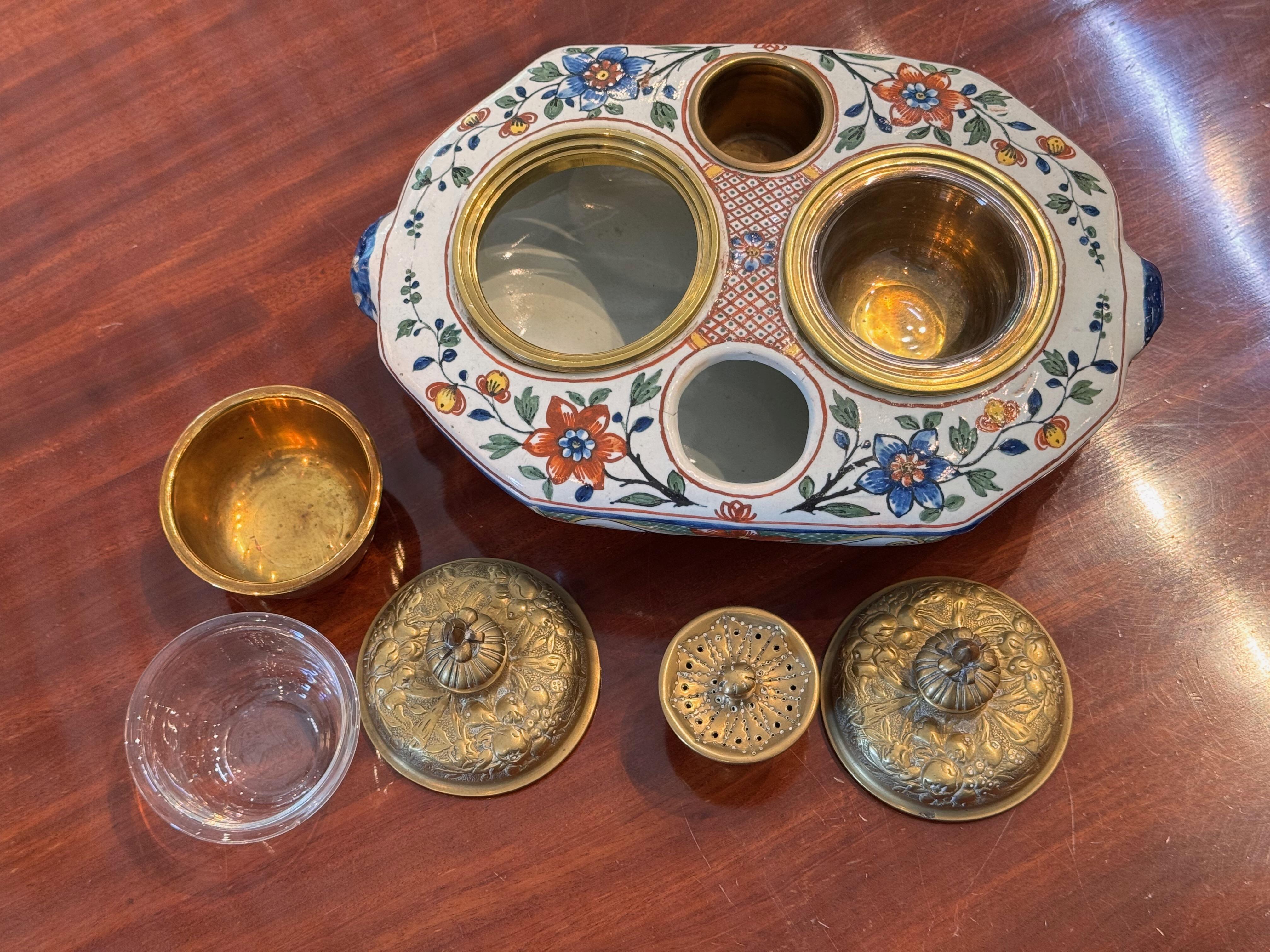 Tintero de loza pintada con tapas de latón Fayenza en venta