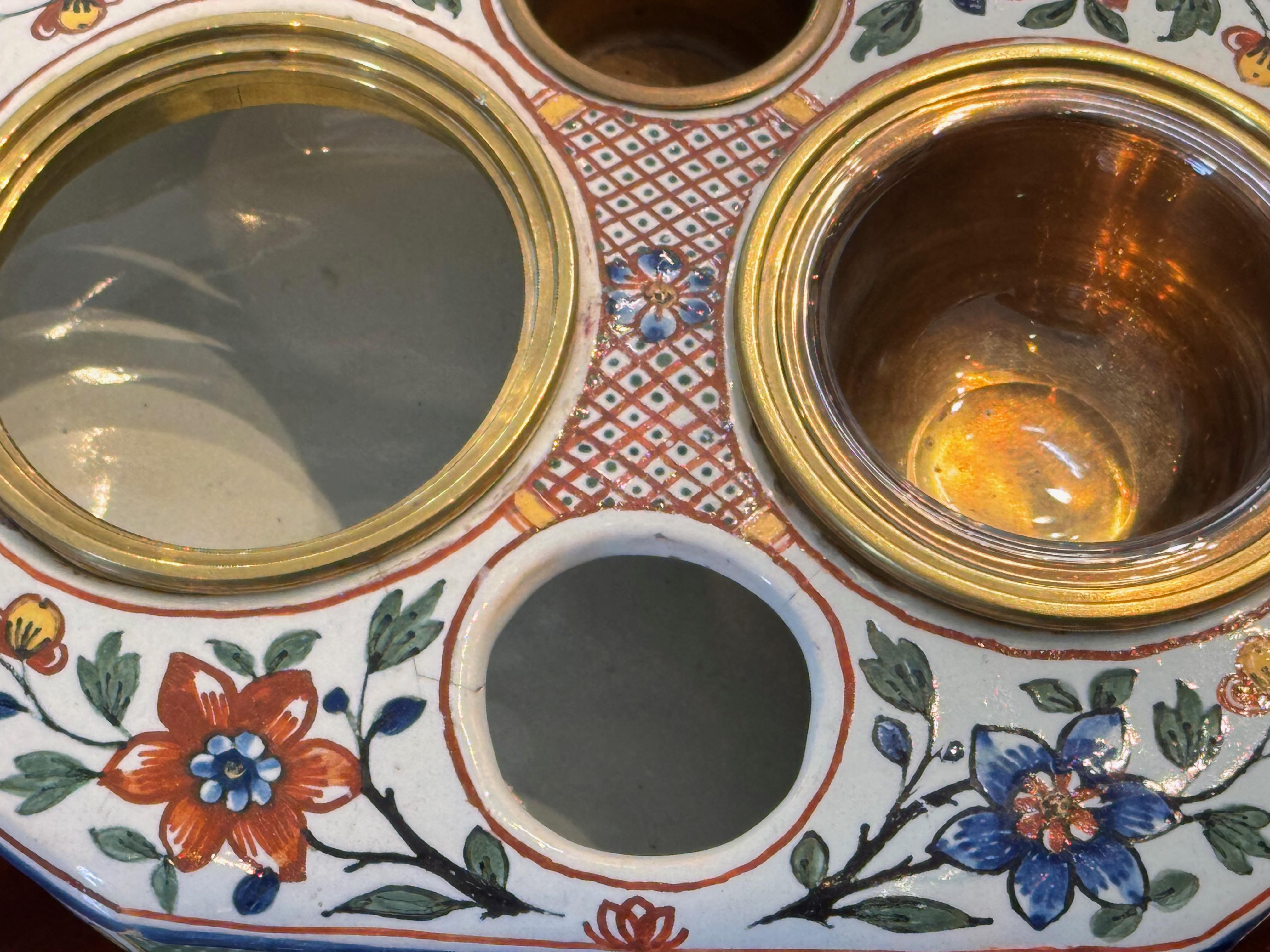 Tintero de loza pintada con tapas de latón en venta 1