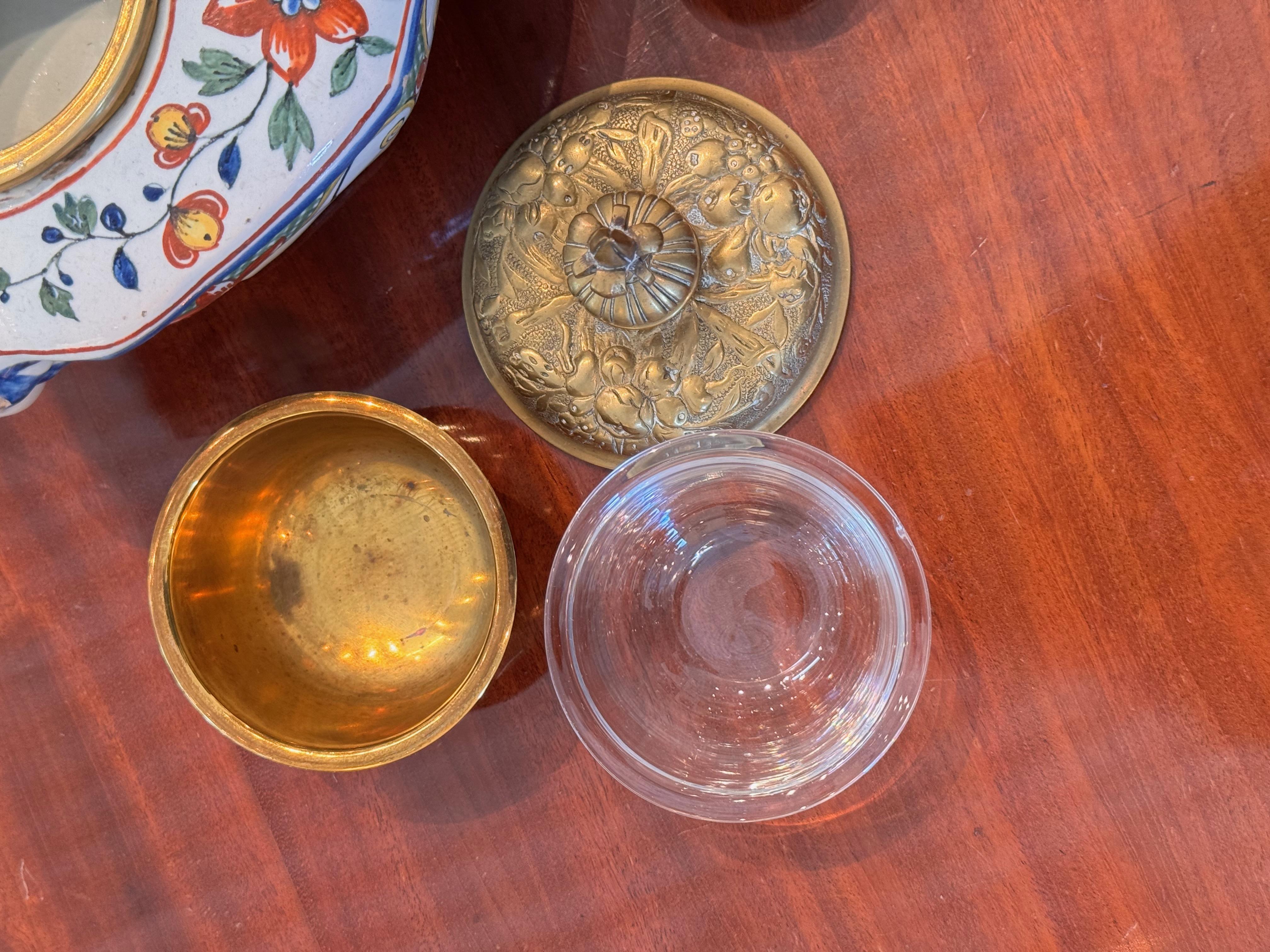 Tintero de loza pintada con tapas de latón en venta 2