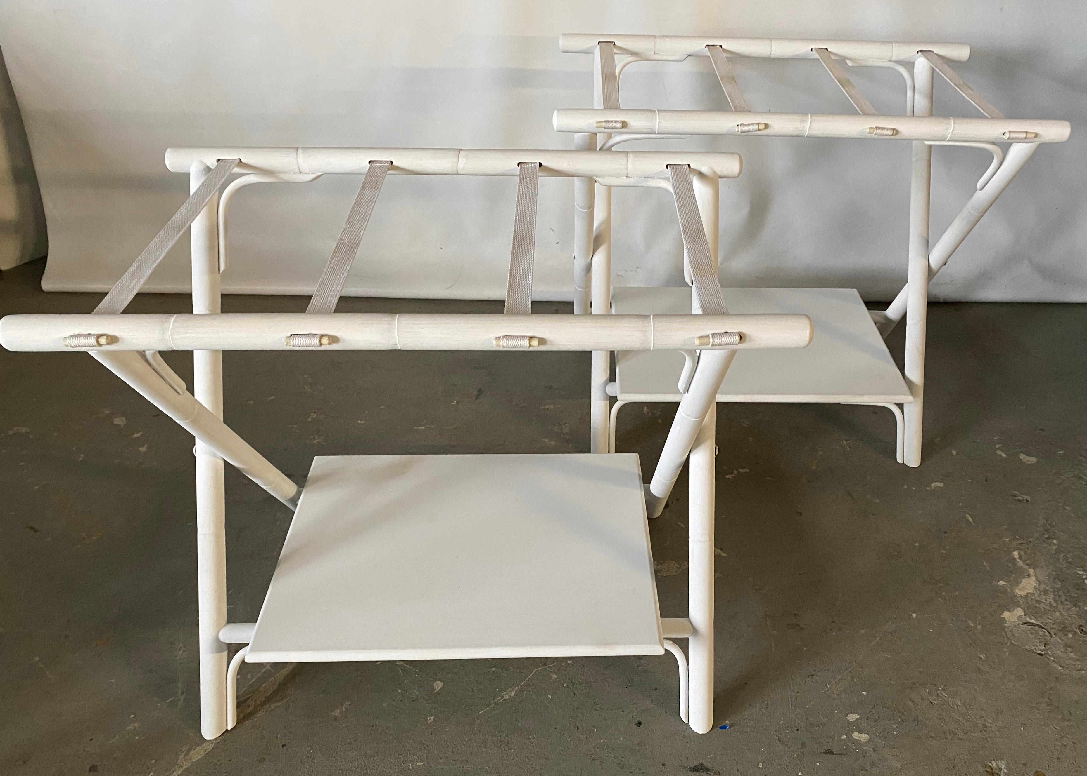Porte-bagages pliable en faux bambou avec étagère. Se plie pour un rangement facile. Ajoutez une touche accueillante pour les invités de passage !  Un seul disponible.
Mesures : 24 H x 28 W x 17.5 D pouces.
Plié 3,5 x 28 x 29,5 H.
       