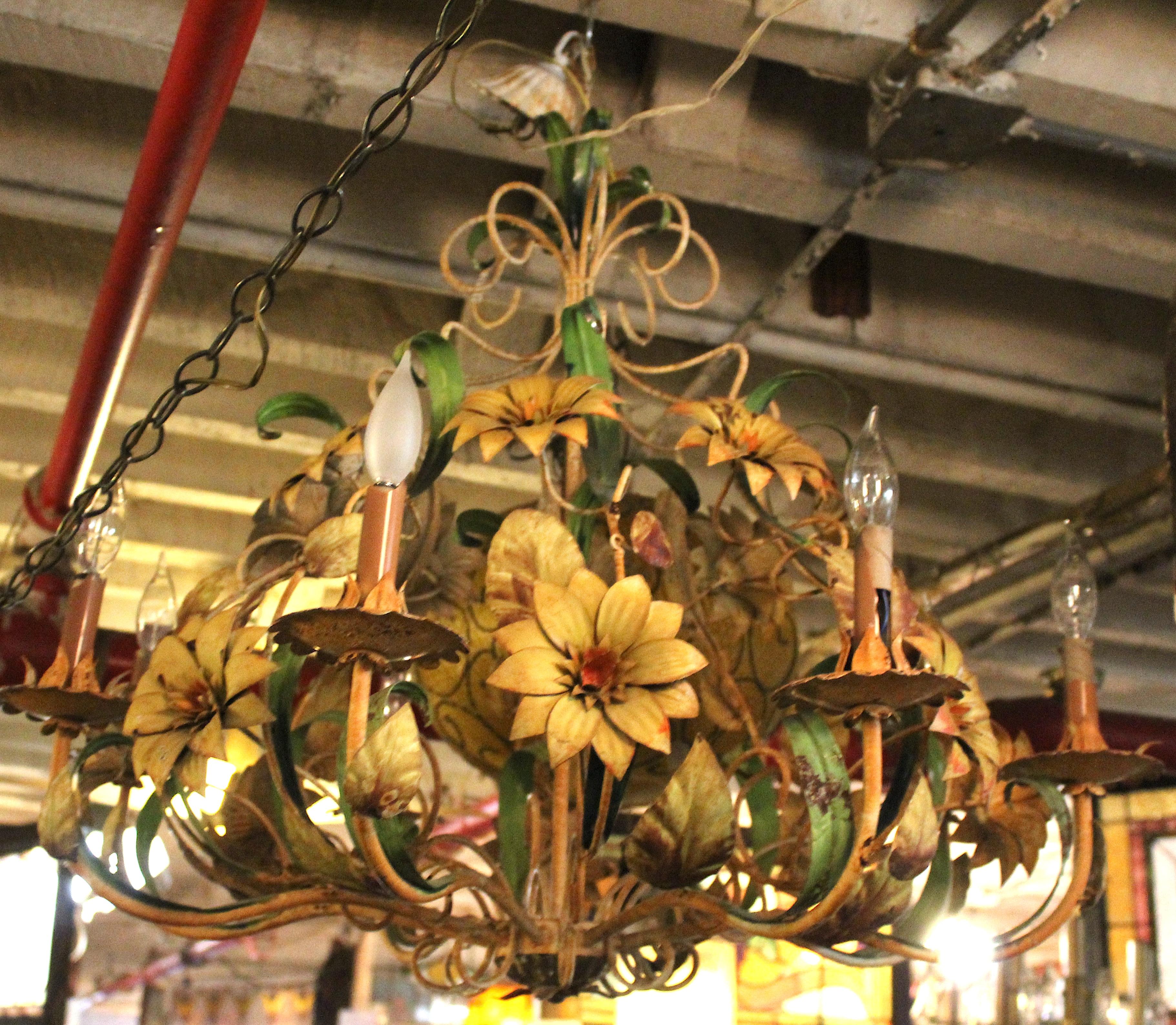 Großer Blumenstrauß-Kronleuchter aus lackiertem Metall. Dieser Kronleuchter verleiht Ihrem Raum Farbe und Laune mit reichlich Licht.
Bitte bestätigen Sie den Standort NY oder NJ