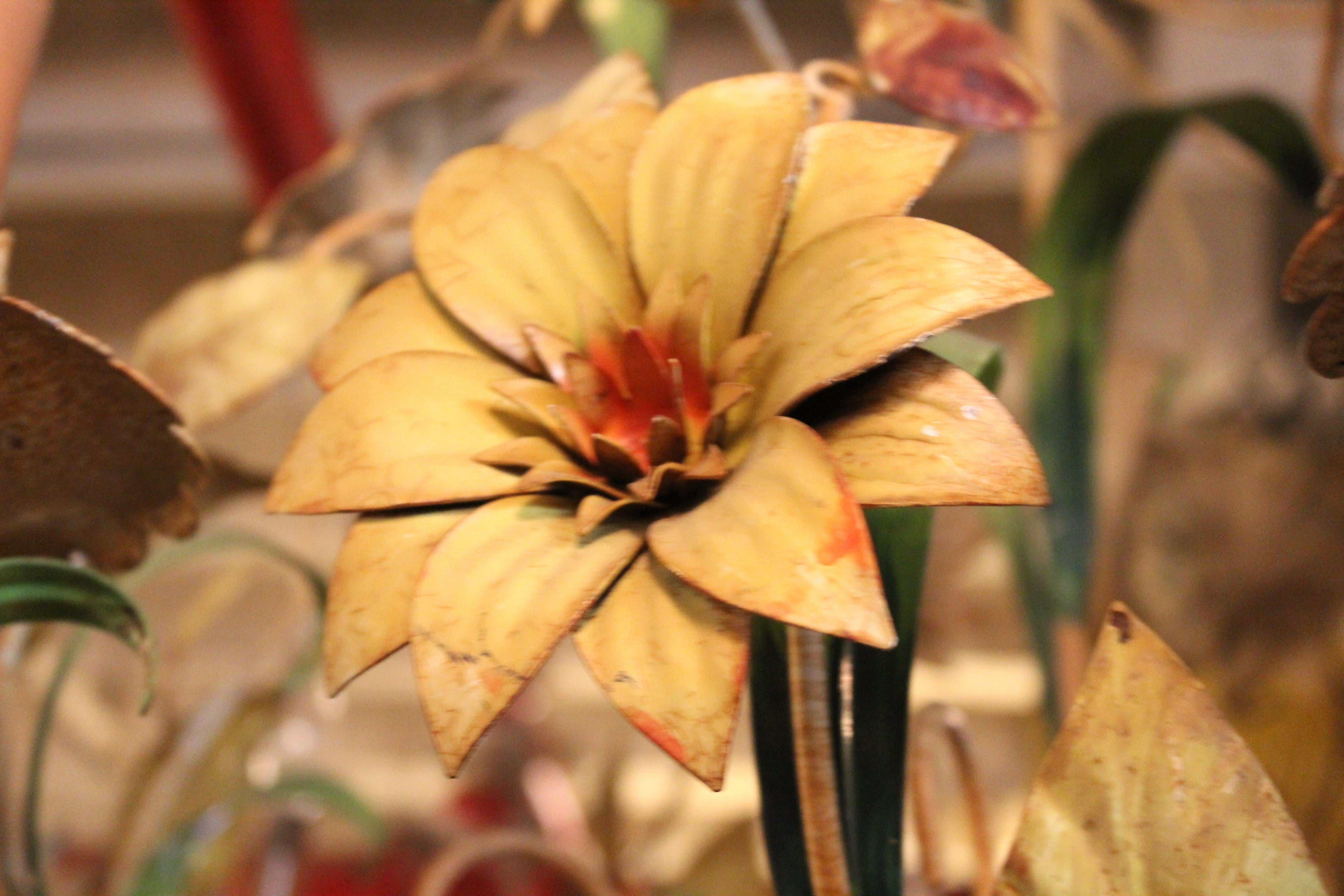 Gemalter Blumenkronleuchter im Zustand „Relativ gut“ im Angebot in Brooklyn, NY