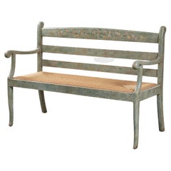 Banc en bois peint à motifs floraux de style provincial français avec assise en osier