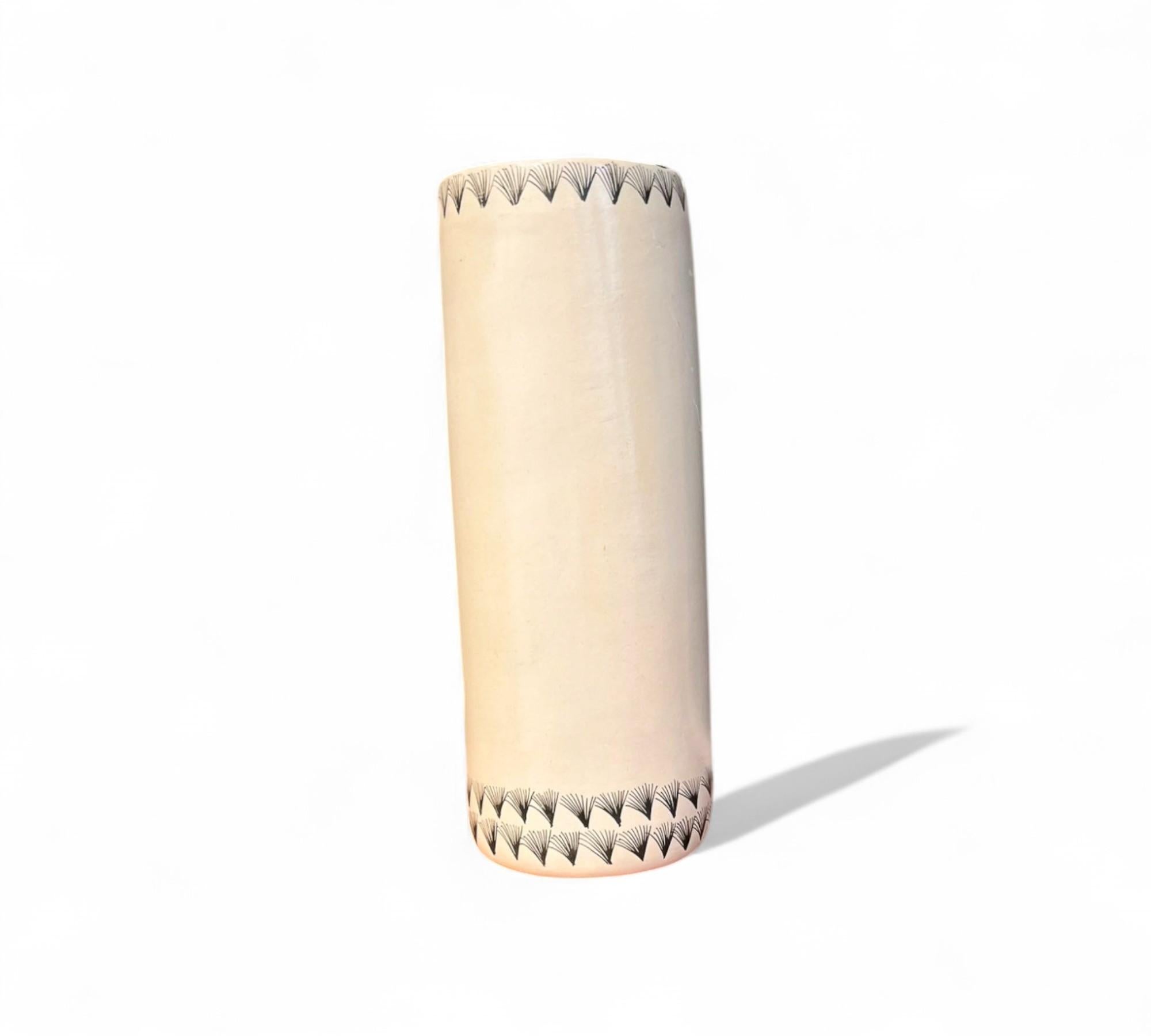 Dipinto Vaso di fiori dipinti con fango e inchiostro di Taller Maya, 2024 in vendita