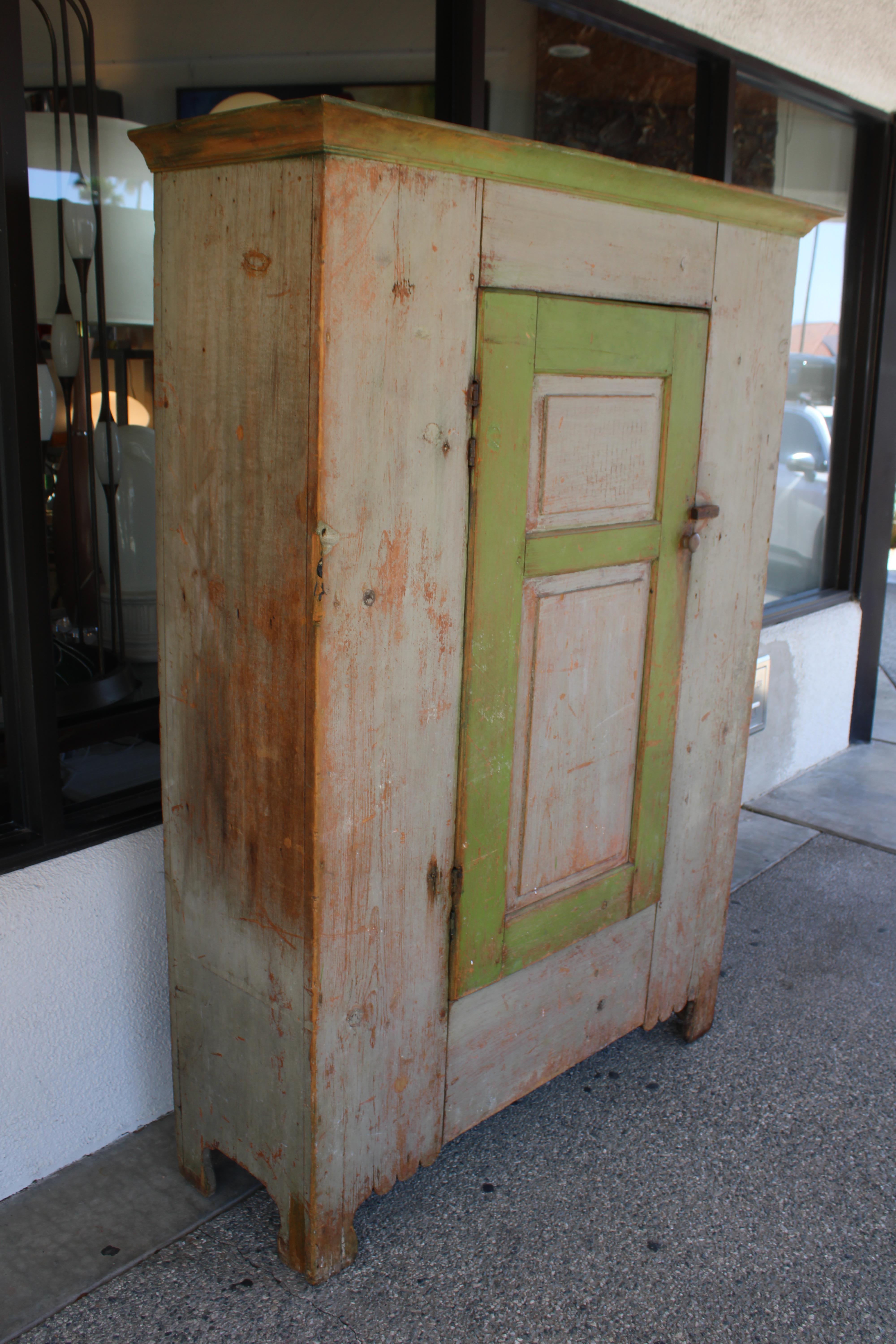 Painted Folk Art Americana Sideboard In Good Condition For Sale In Palm Springs, CA