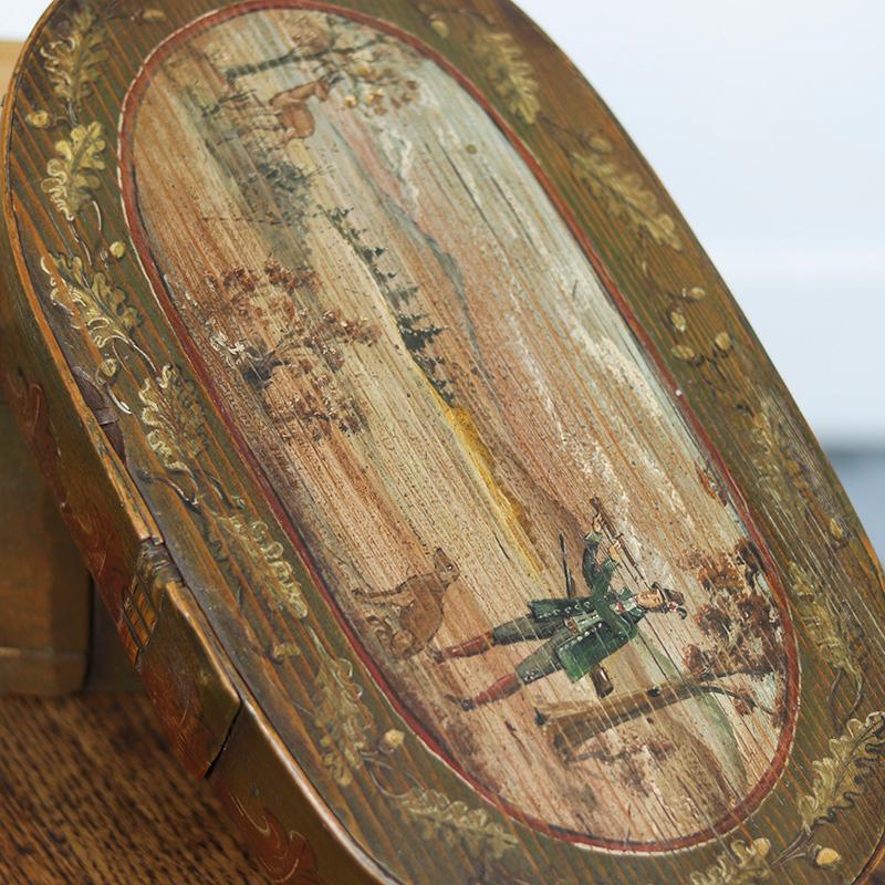 Caja de madera curvada pintada Folk Art en venta 1