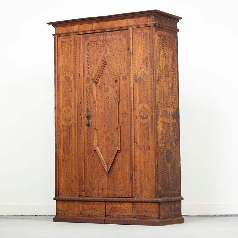 Armadietto da sposa dipinto in stile folkloristico 1773 in vendita 2