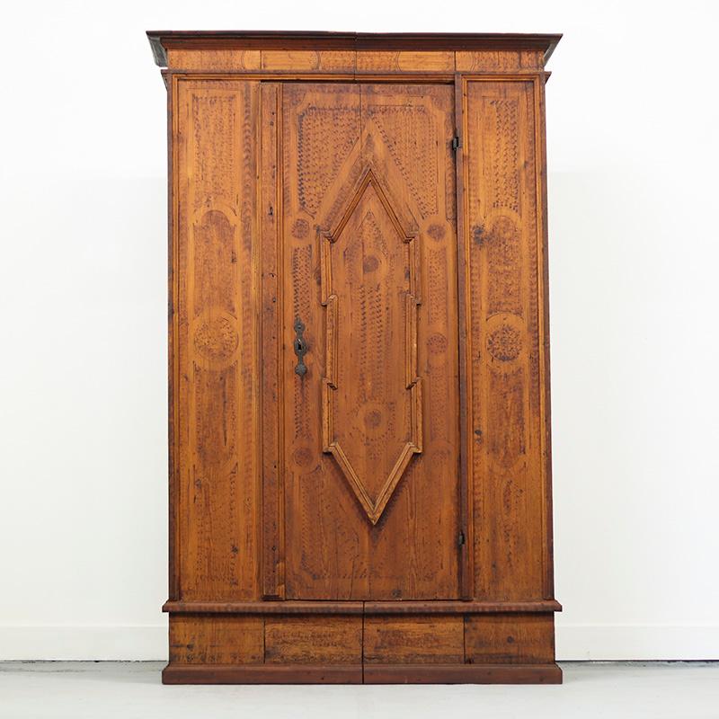 Antica credenza dipinta del 1773, proveniente dal Giura Svevo, Germania meridionale. Il suo carattere pesante e invecchiato e i dipinti originali gli conferiscono un aspetto straordinario. Sia il design della credenza che il dipinto sono semplici e