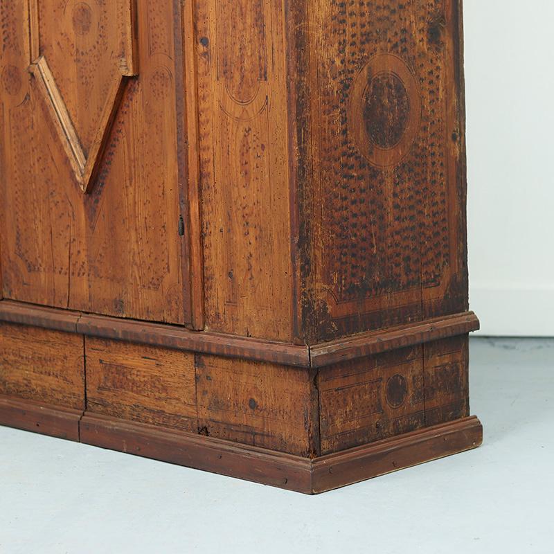 Dipinto a mano Armadietto da sposa dipinto in stile folkloristico 1773 in vendita