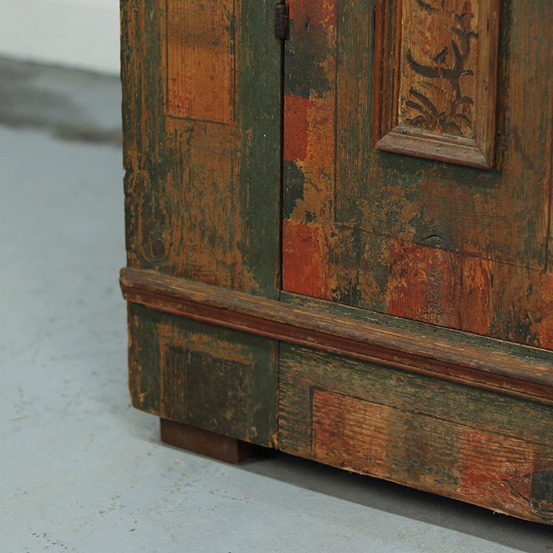 Cabinet de mariage peint d'art populaire 1790 en vente 5