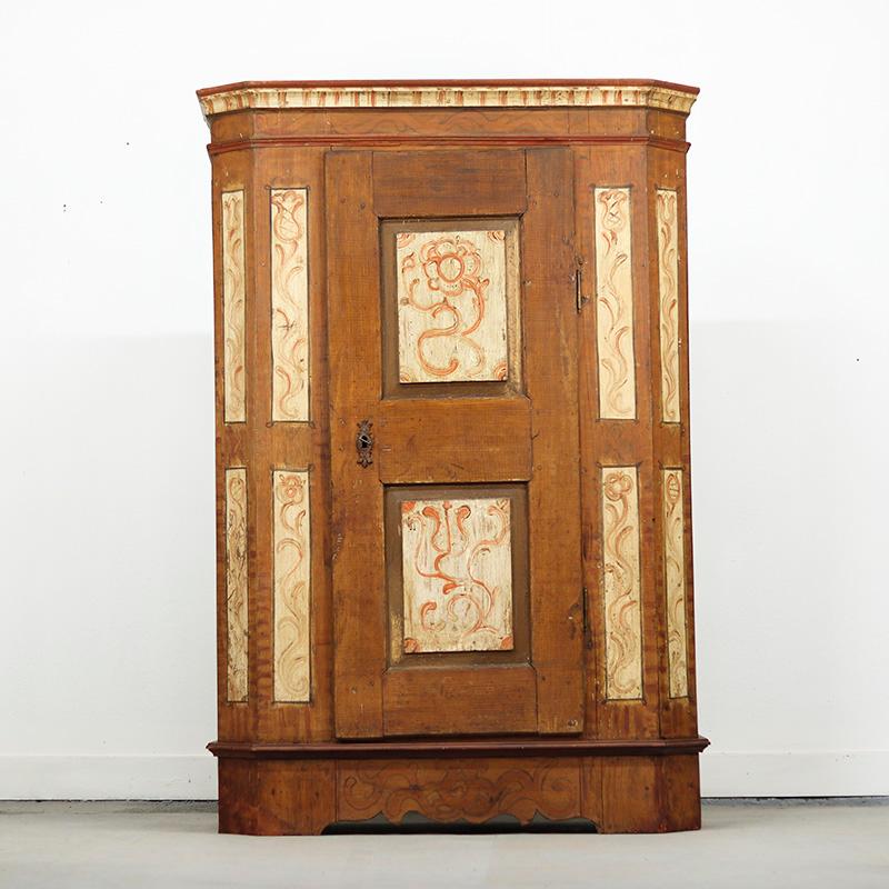 Un extraordinario armario nupcial antiguo de pino que data de 1806. Este armario tiene un diseño sencillo, pero está bellamente pintado con adornos florales en los paneles. La fecha de la boda del propietario anterior está pintada en la parte