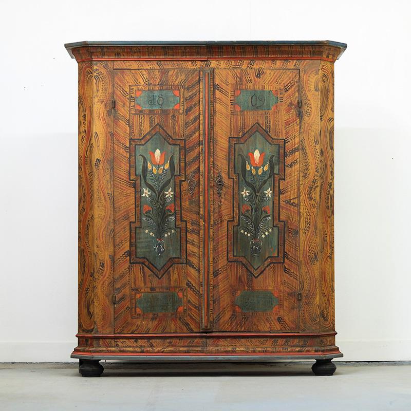 Uno straordinario armadio da sposa antico, personalmente uno dei miei preferiti attualmente in offerta. Questo mobile risale al 1809 e proviene dalla Franconia, nella Germania meridionale. L'armadio è dipinto con un motivo a righe colorate e