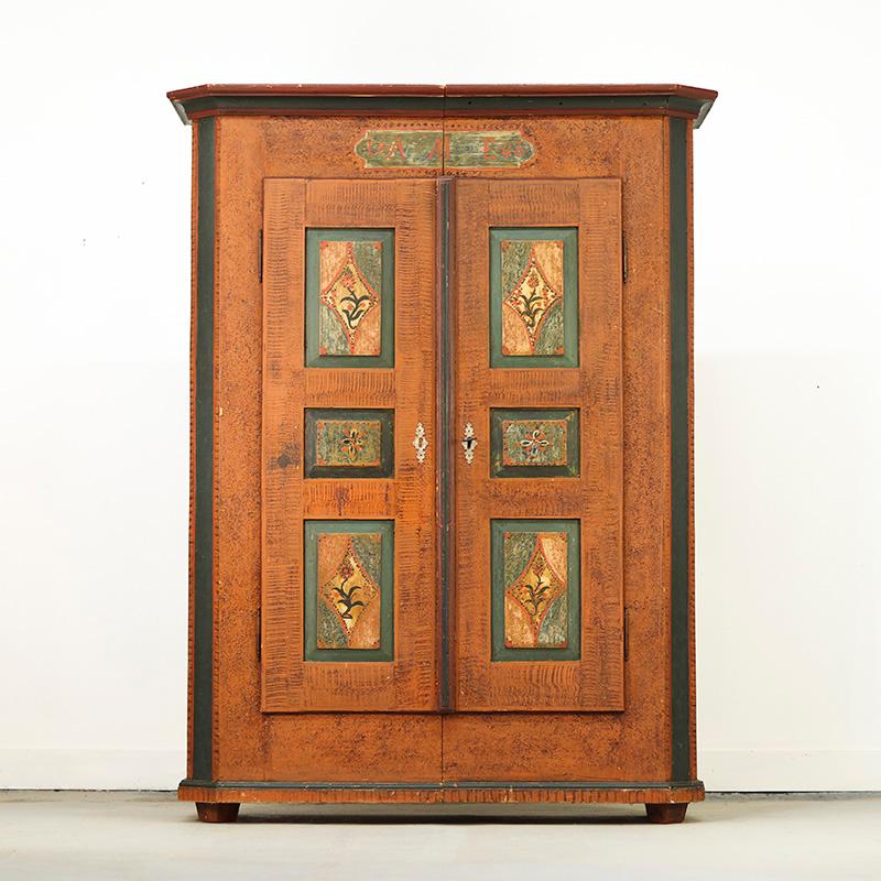 Uno straordinario armadio da sposa antico in pino risalente al 1846. Questo mobile ha un design semplice ma è splendidamente dipinto con ornamenti floreali sui pannelli, mentre il resto del mobile è rifinito con un motivo decorativo in legno. La