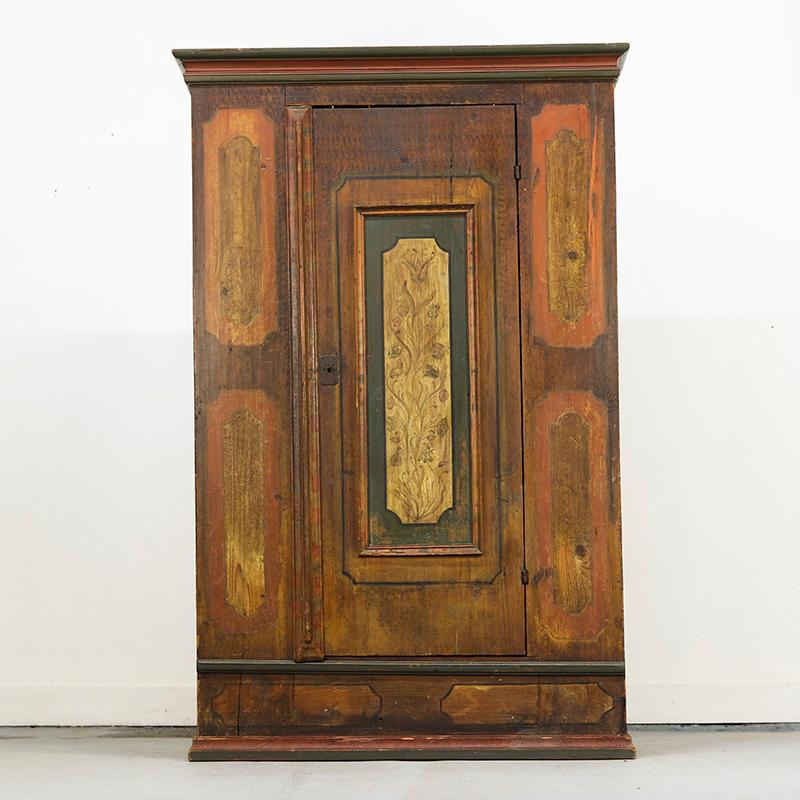 Ein außergewöhnlicher antiker Brautschrank aus Kiefer aus der Zeit um 1825. Dieser Schrank ist einfach gestaltet, aber wunderschön in rustikalen Farben lackiert und zeigt einen Lebensbaum auf der Türverkleidung. In Anbetracht seines Alters ist